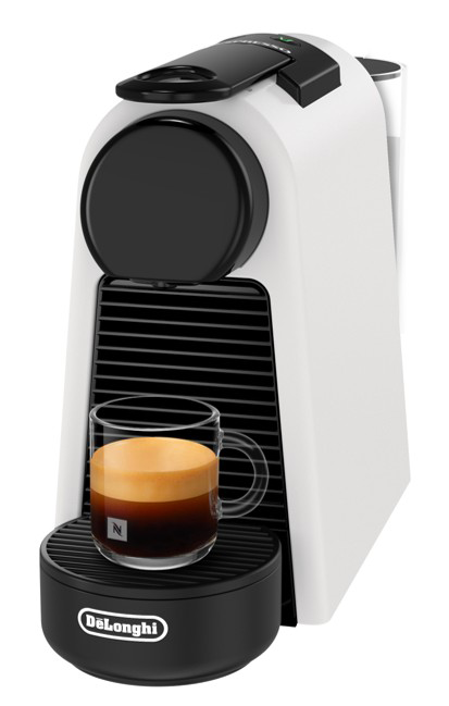 Egy fehér Nespresso kávéfőző egy csésze eszpresszóval a csepptálcán.