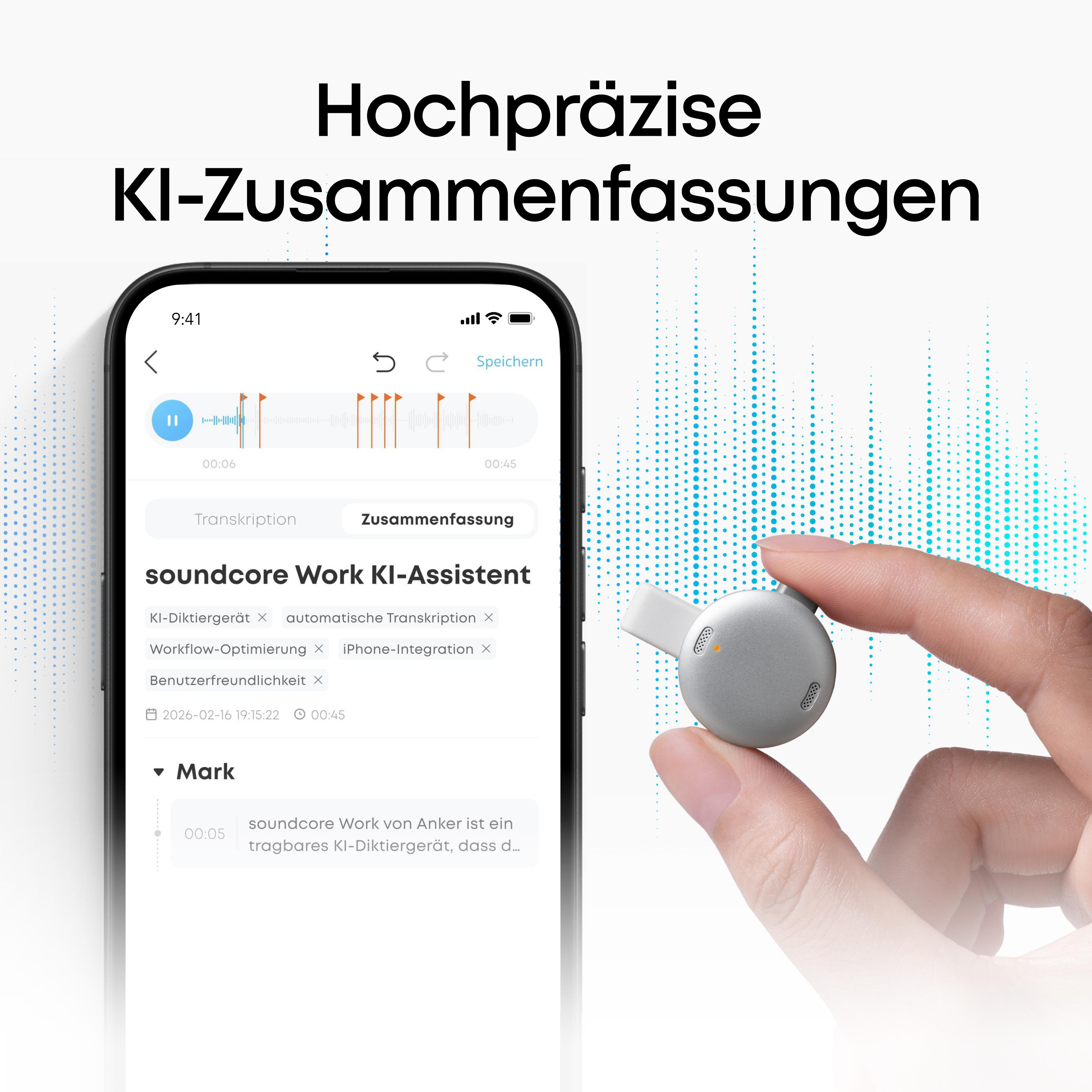 Ein Smartphone zeigt eine KI-App mit Transkription. Daneben hält eine Hand ein kleines silbernes Gerät.