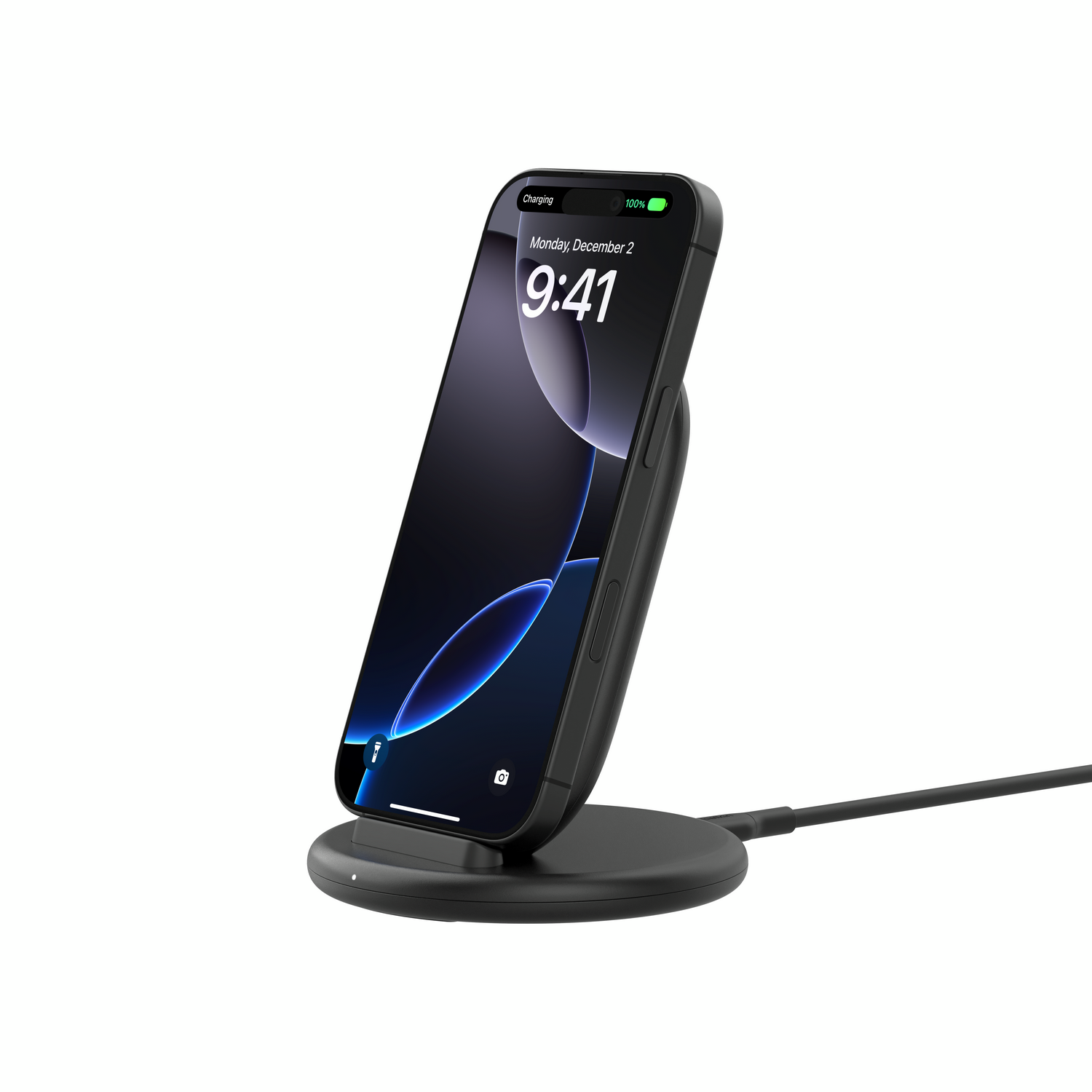 Un smartphone negro cargando en una base de carga redonda negra.