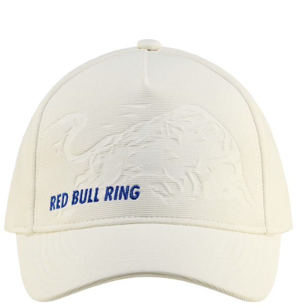 Eine weiße Kappe mit geprägtem Red Bull Ring-Logo und einem stilisierten Tier.