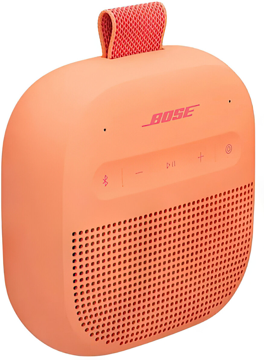 Koralowy głośnik Bose z czerwoną siatkową rączką.