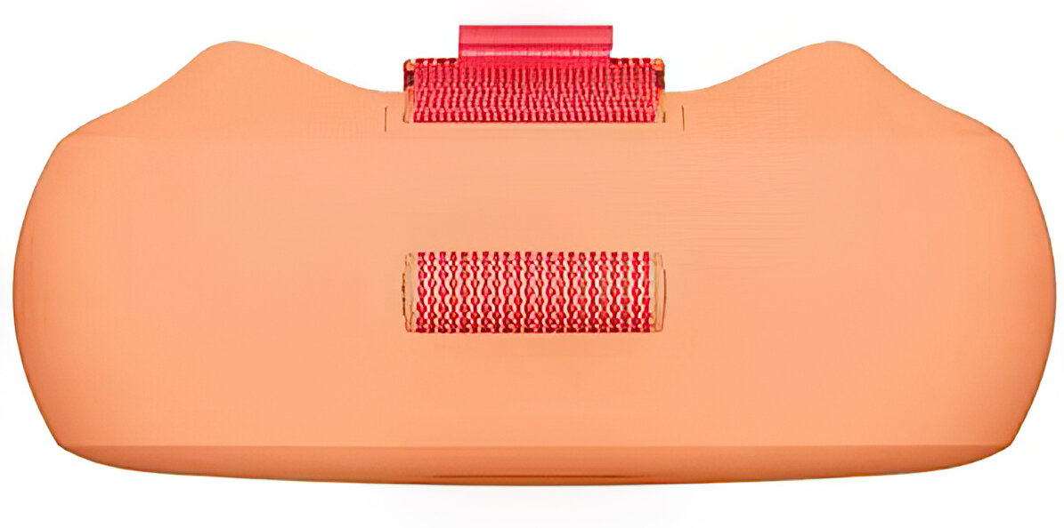 Brzoskwiniowa torba z czerwonymi elementami z tkaniny na górze i pośrodku.