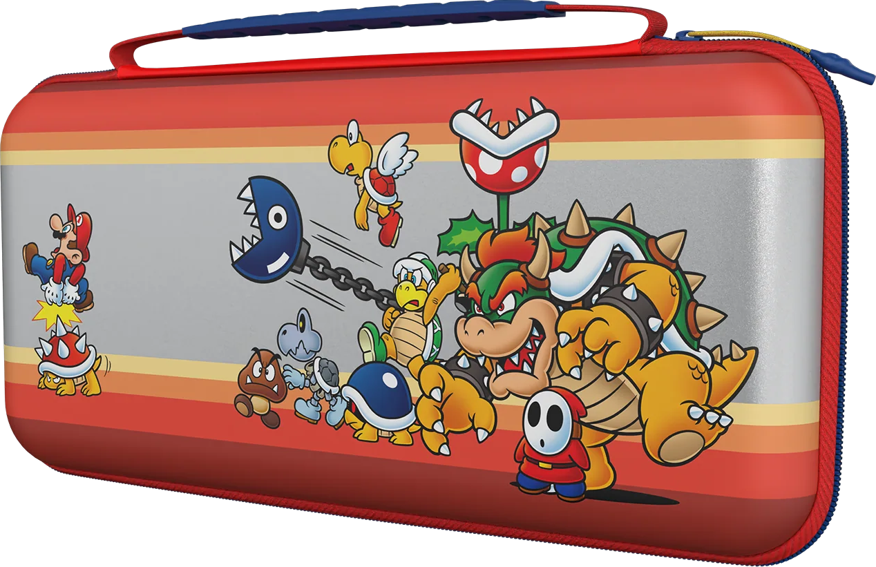 Personnages de Mario sur une housse rouge à rayures horizontales. Comprend Mario, Bowser, Goomba, Koopa, Shy Guy.