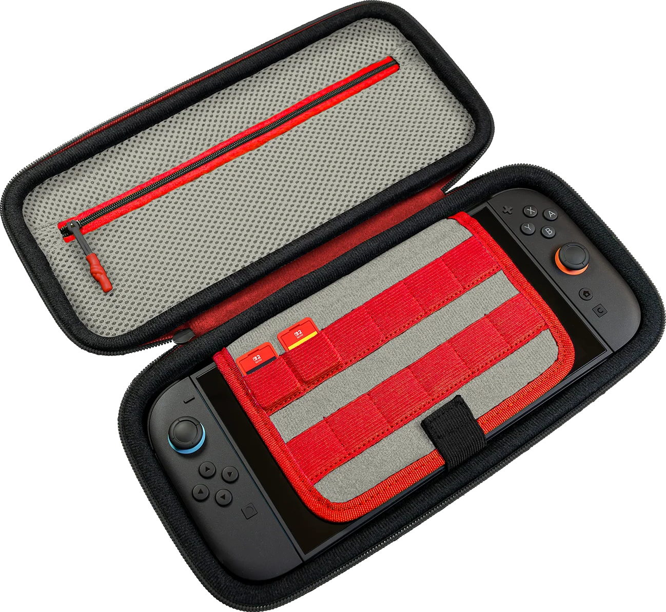 Étui noir ouvert à bordure rouge contient une console de jeu noire avec porte-cartes rouge/gris. Deux cartes SD visibles.
