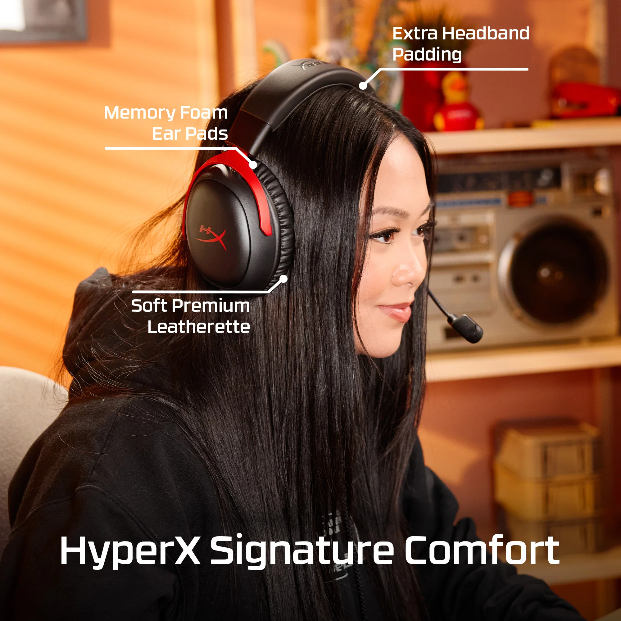 Donna con capelli neri indossa cuffie HyperX con accenti rossi. Caratteristiche evidenziate.