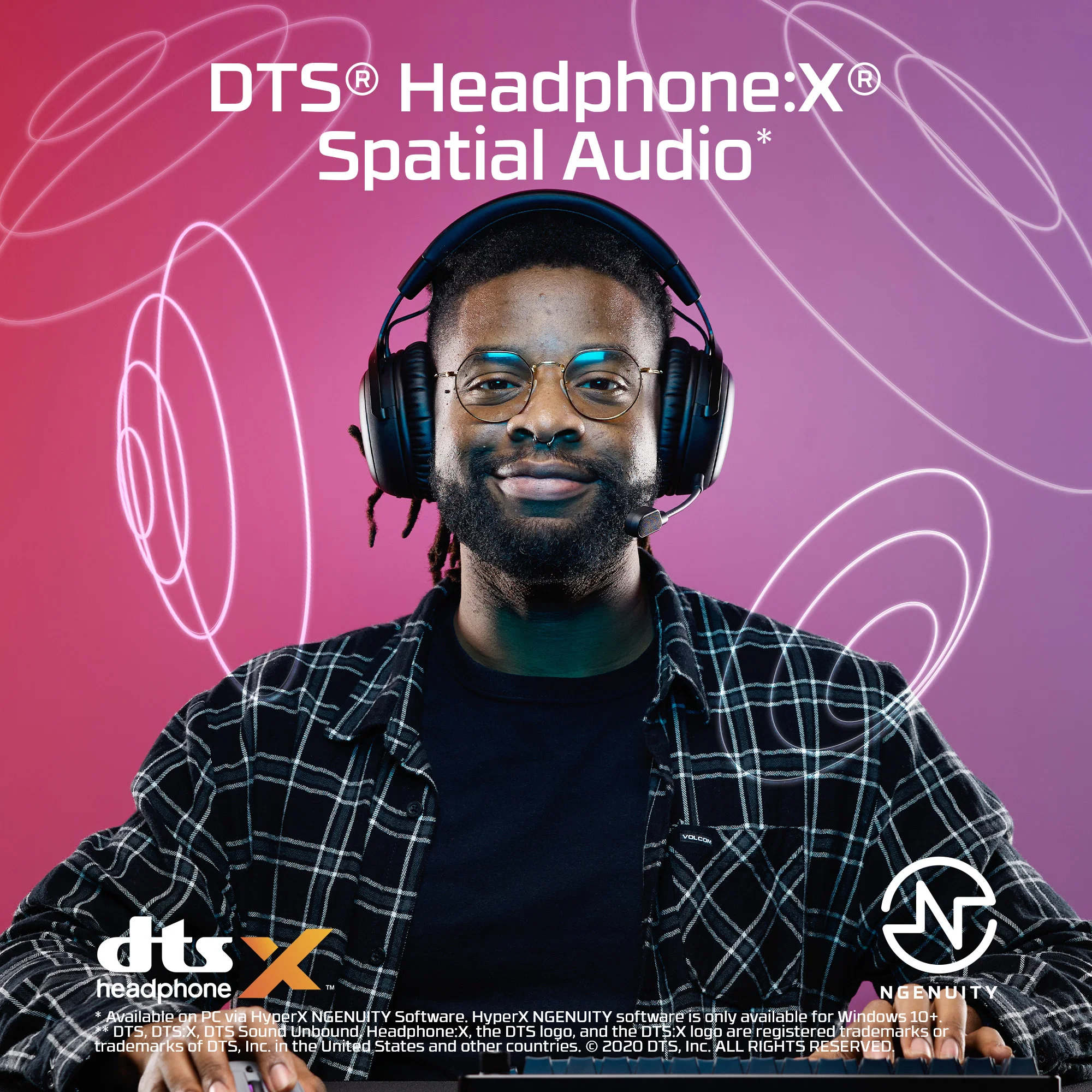 Uomo con cuffie e occhiali sorride. Testo: DTS Headphone:X Spatial Audio.