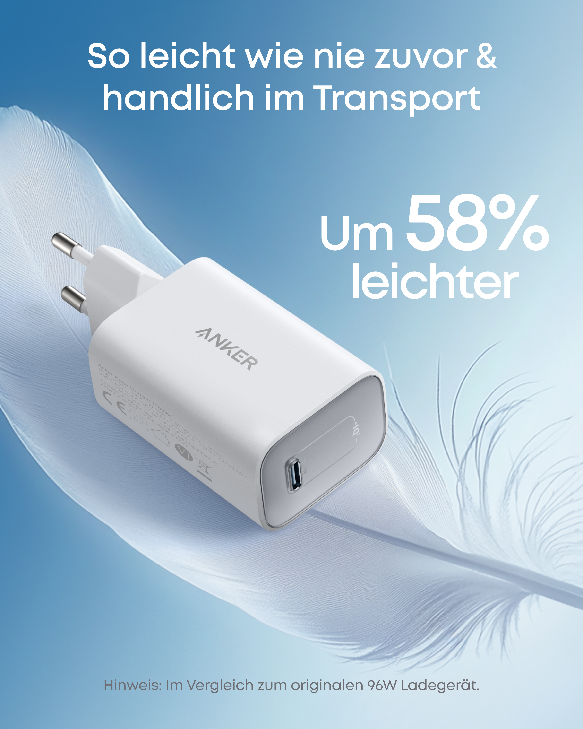 Ein weißes Anker Ladegerät liegt auf einer Feder vor blauem Himmel. 58% leichter.