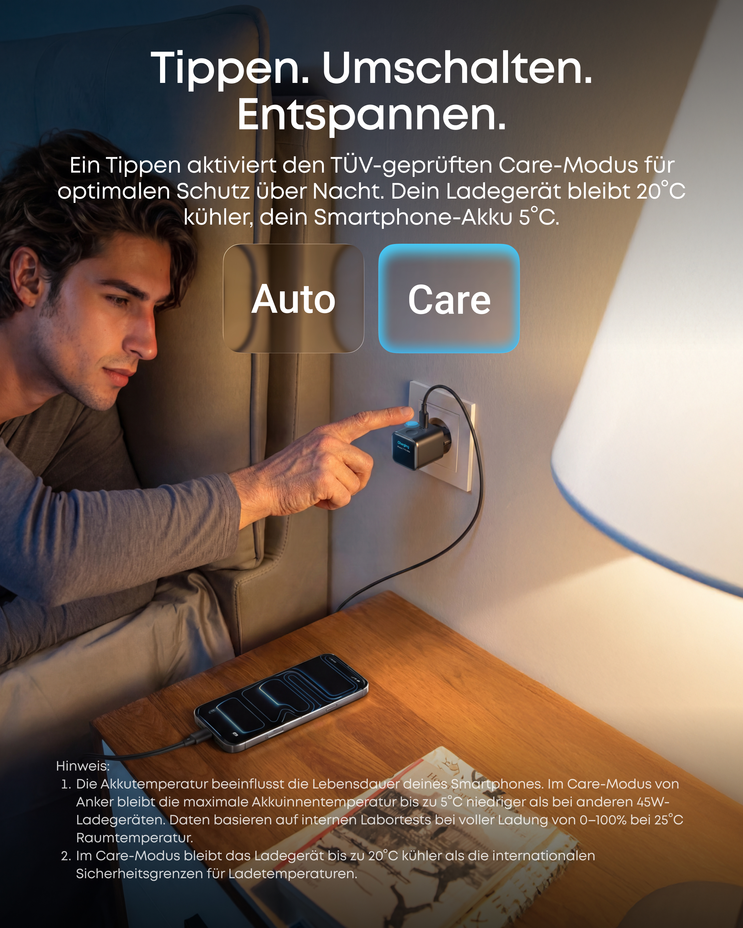 Mann tippt auf Ladegerät. Auto/Care-Modi angezeigt. Smartphone lädt.