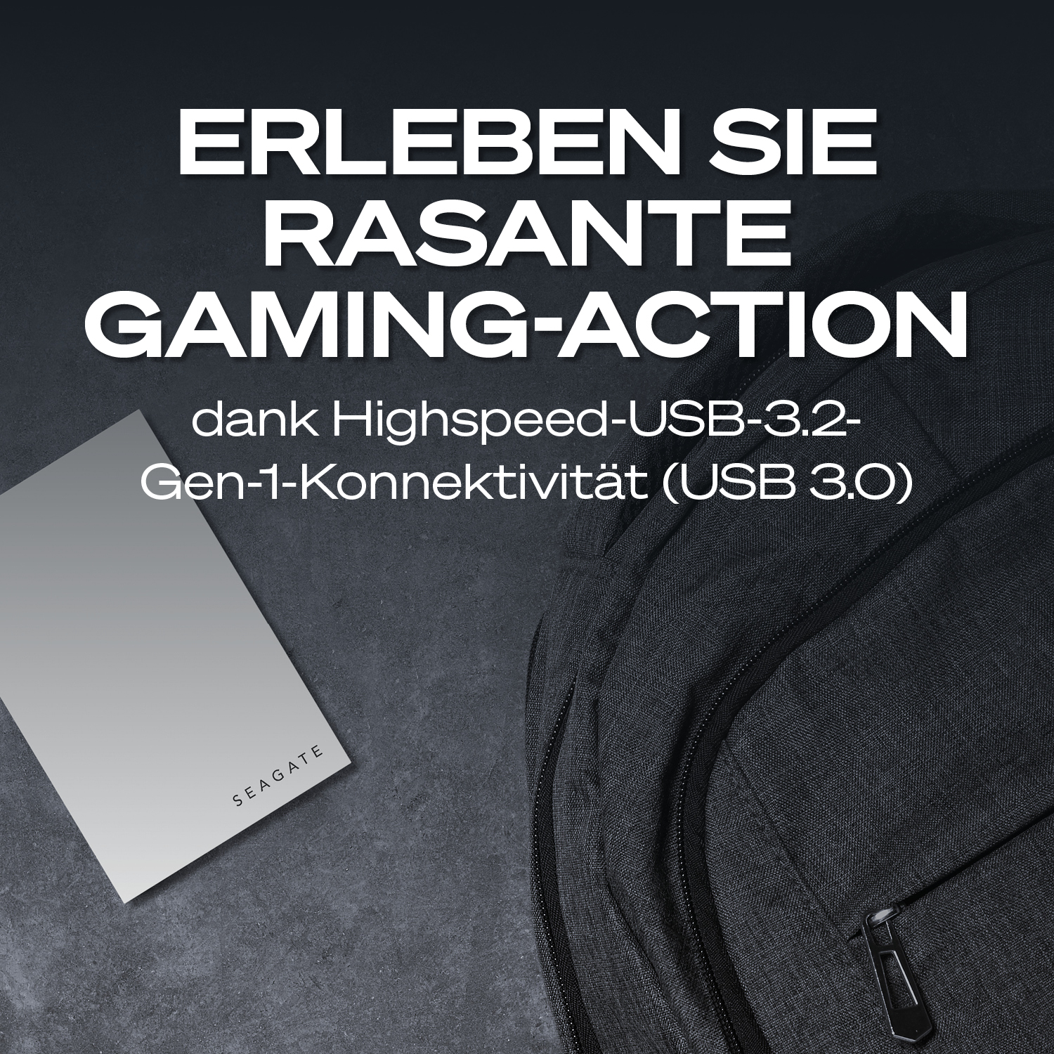 Seagate Festplatte neben Rucksack mit Text über Gaming-Action.