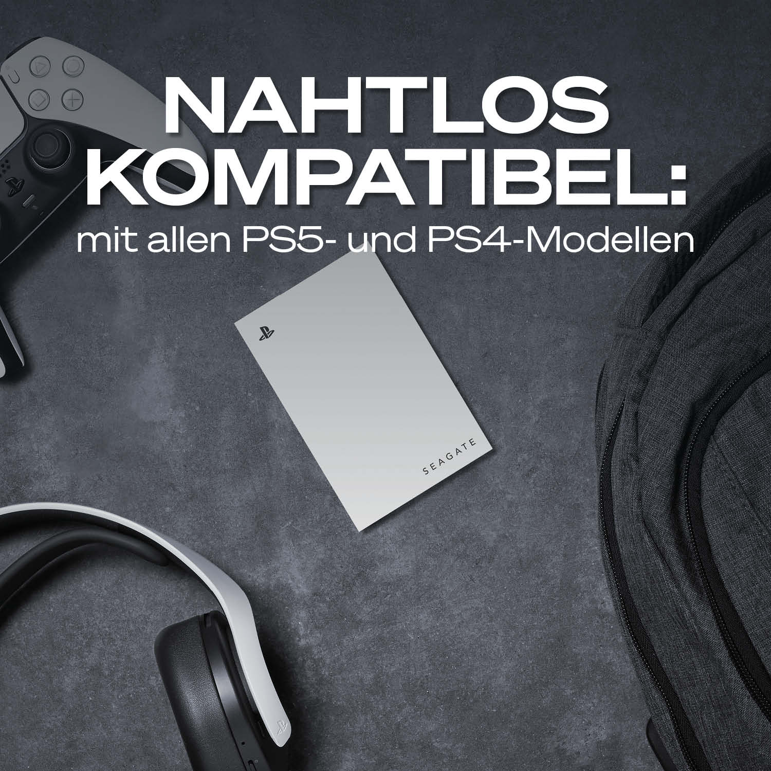 PS5 Controller, Kopfhörer, Seagate SSD und Rucksack auf dunklem Untergrund.