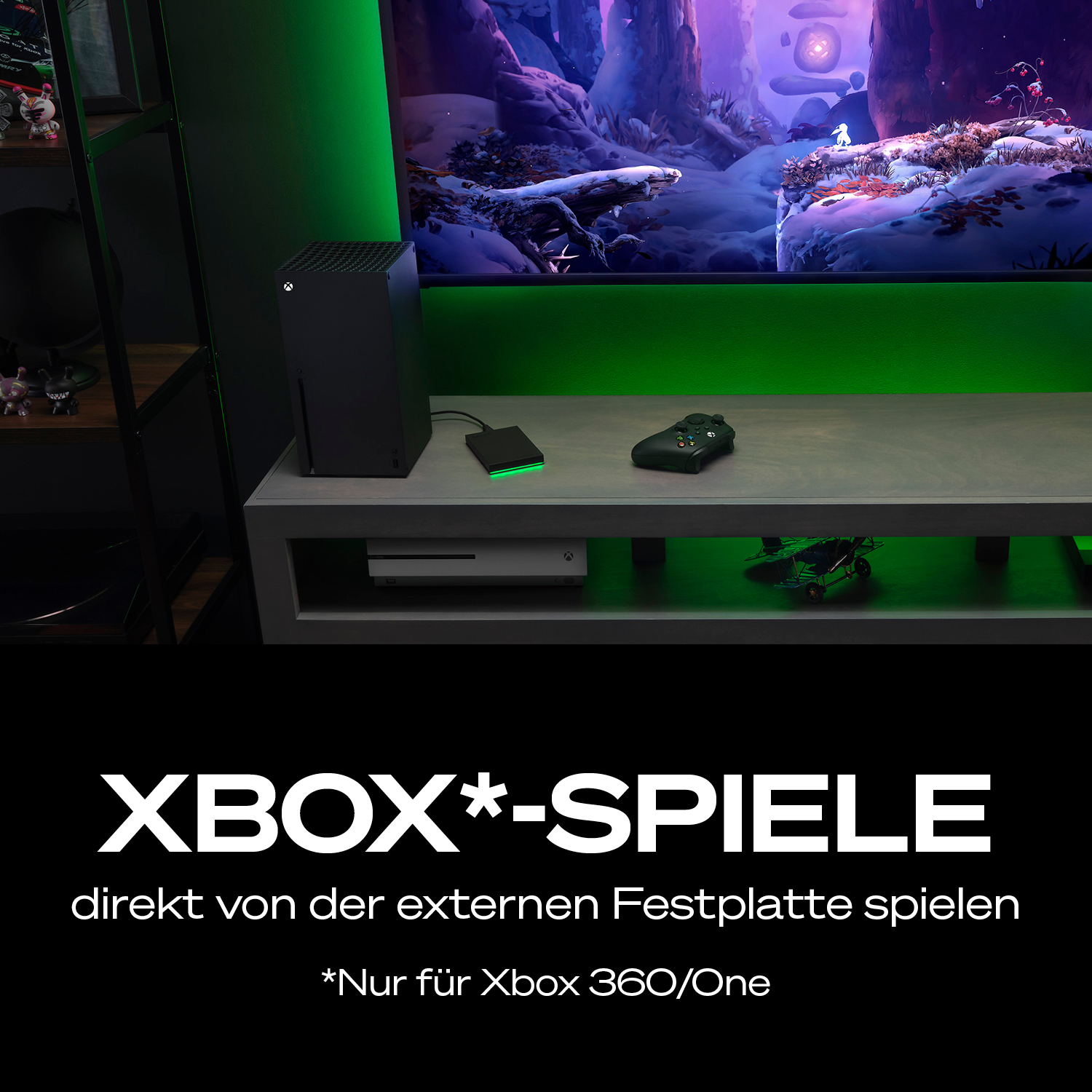 Xbox Series X mit externer Festplatte und Controller vor einem TV mit Spiel.