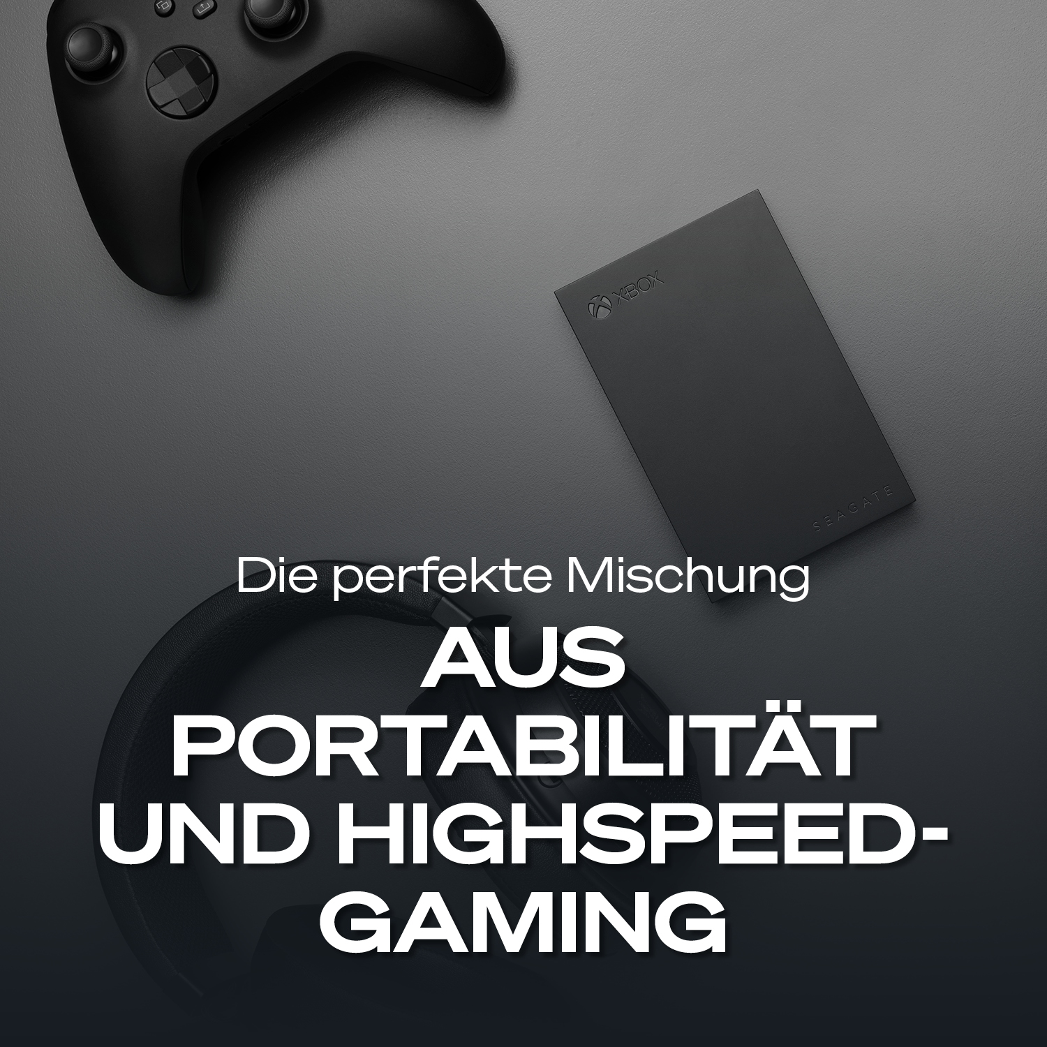 Schwarzer Xbox-Controller, Seagate-Festplatte und Kopfhörer auf dunklem Untergrund.