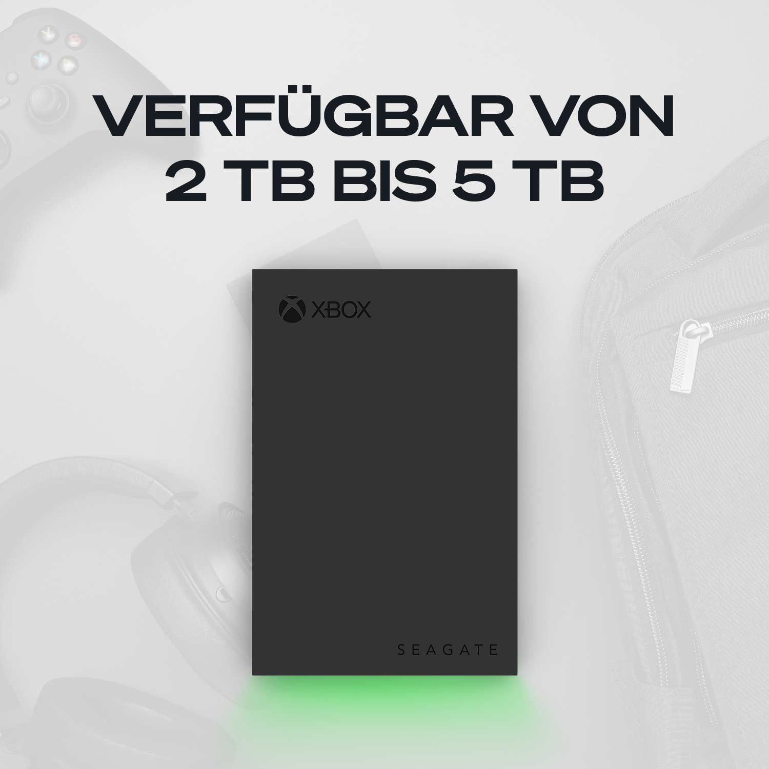 Xbox-Festplatte mit 2-5 TB, Kopfhörern, Controller und Tasche.