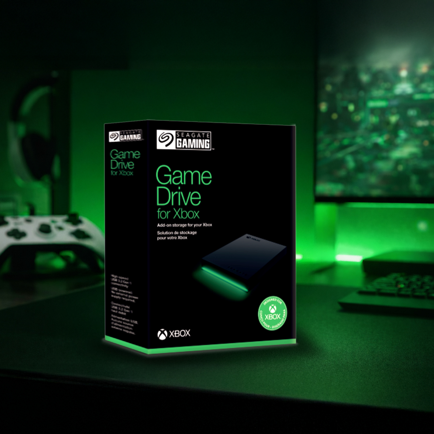 Seagate Game Drive for Xbox Verpackung mit leuchtender grüner Festplatte. Xbox-Controller sichtbar.