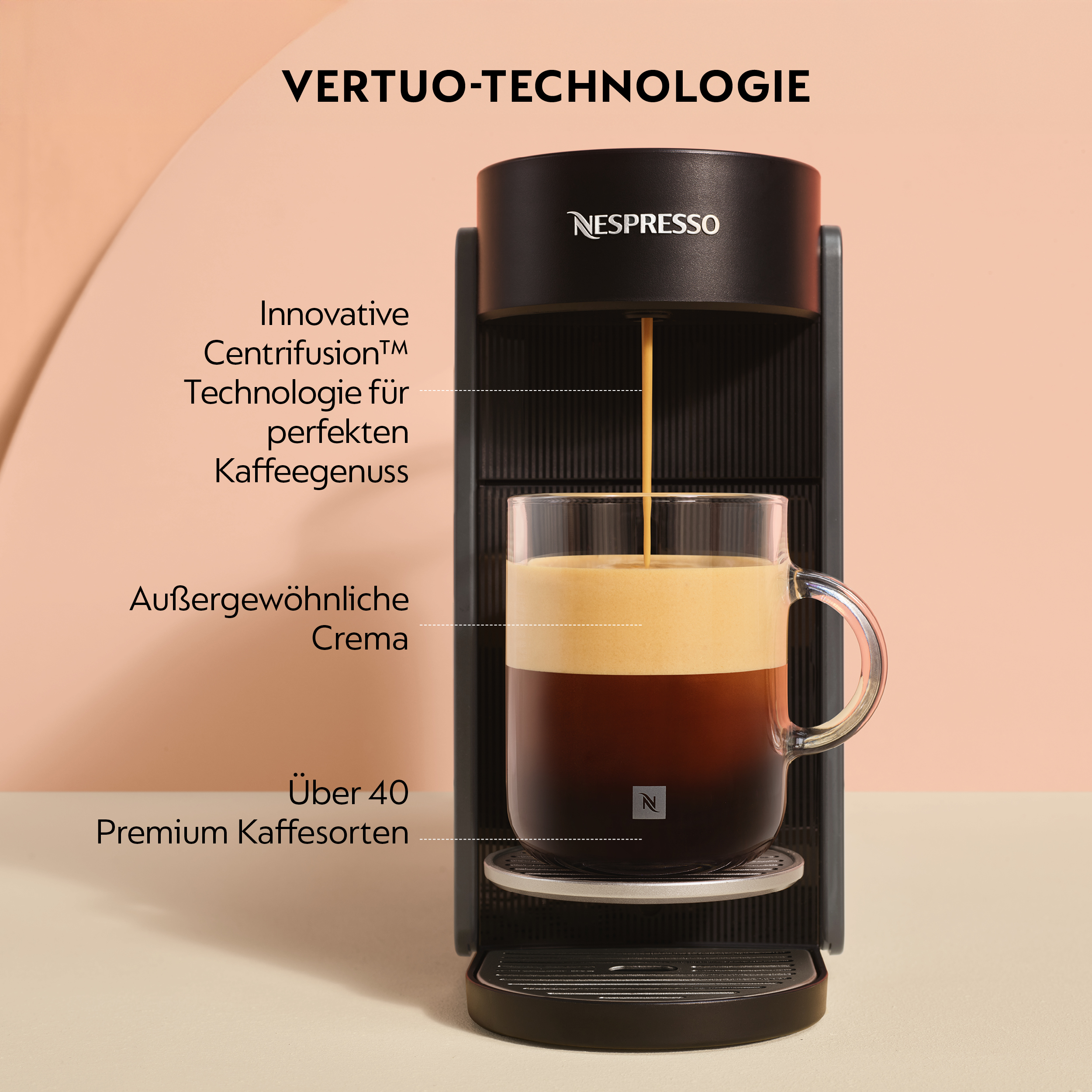 Nespresso Vertuo Kaffeemaschine brüht Kaffee in eine Tasse mit Crema.