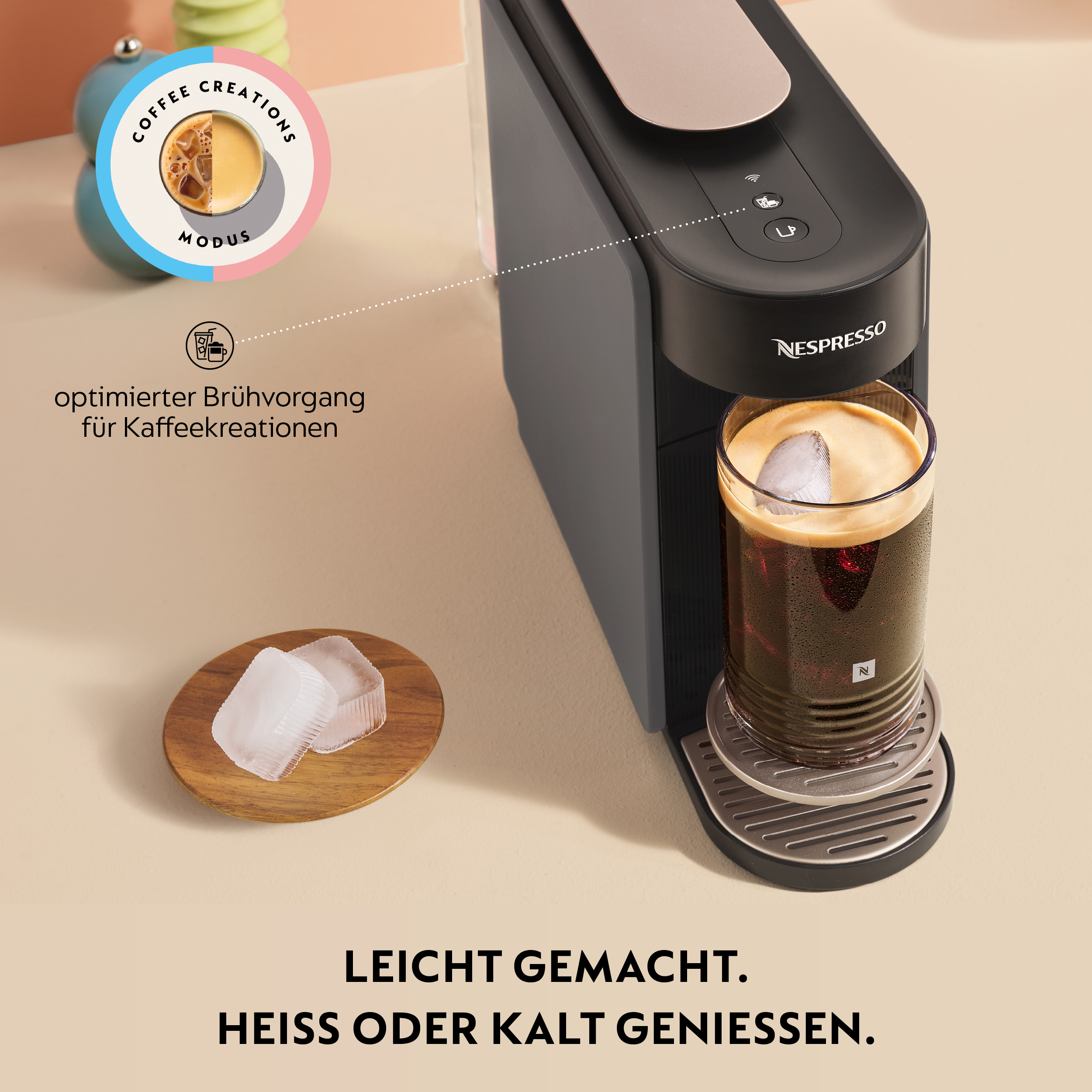 Nespresso-Maschine mit einem Glas Eiskaffee, Eiswürfeln und Text.