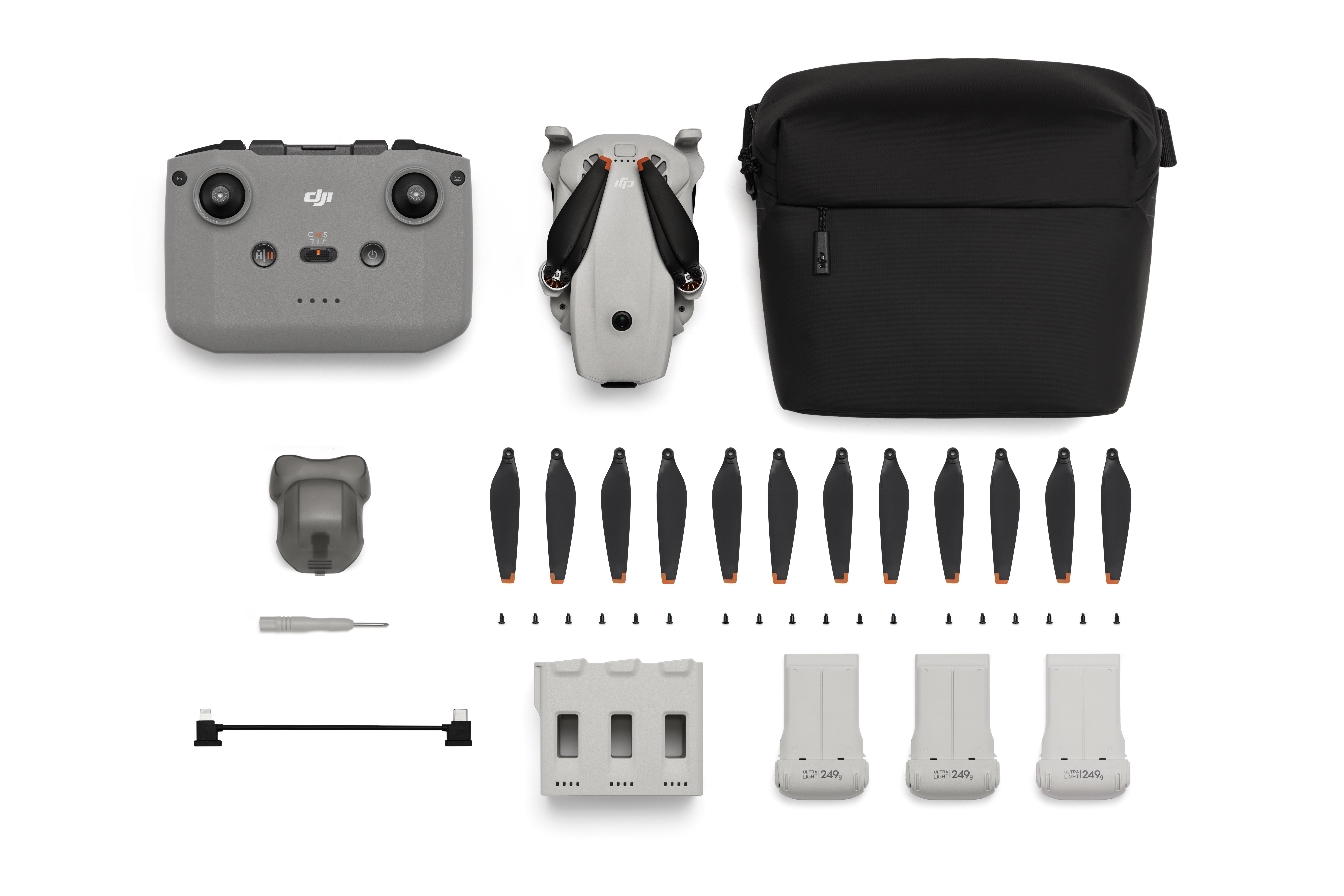 Drohnen-Kit mit Controller, Drohne, Tasche, Propellern, Akkus und Werkzeug.