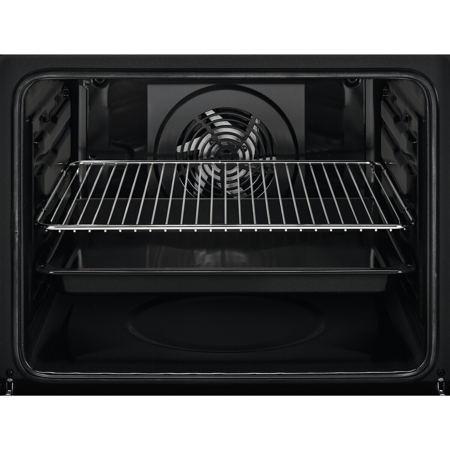All'interno di un forno scuro, una griglia metallica si trova sopra una teglia nera, con una ventola visibile sul retro.