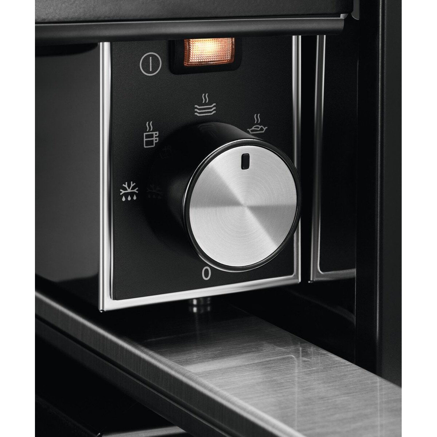 Primo piano del pannello di controllo di un forno con manopola e icone.