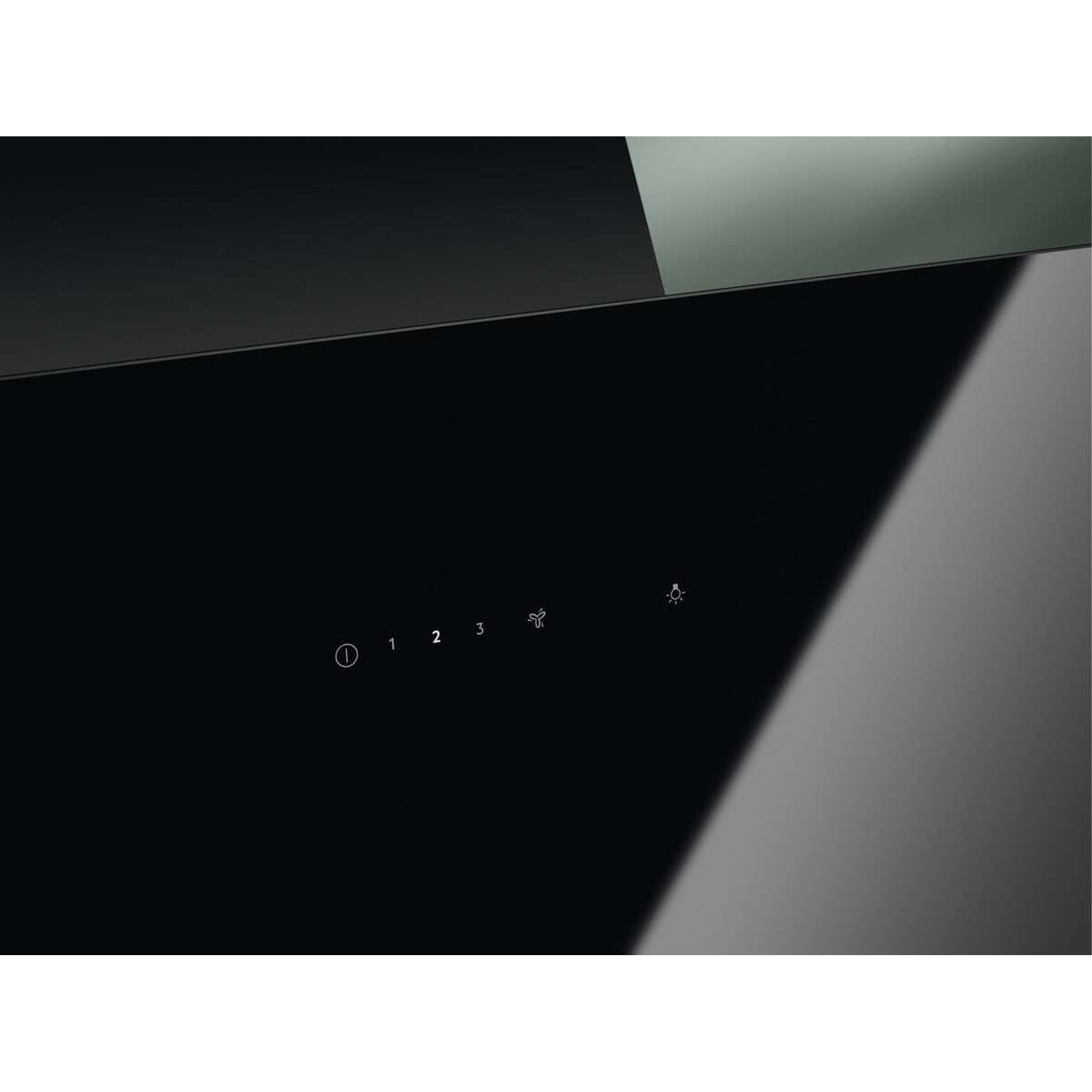 Primo piano di un piano cottura nero con controlli: numeri 1, 2, 3, simboli ventola e luce.