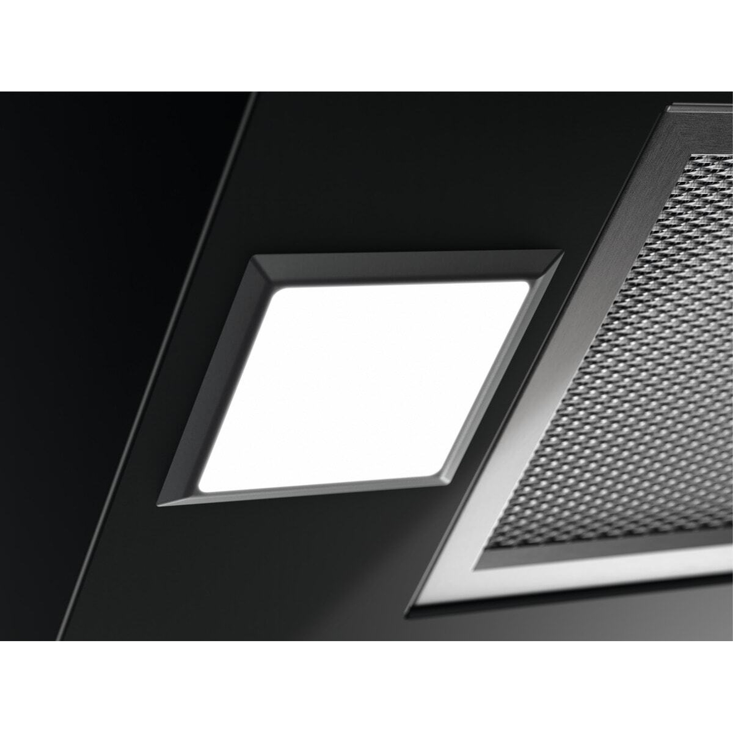 Primo piano di una cappa aspirante nera con luce quadrata accesa e filtro in metallo.