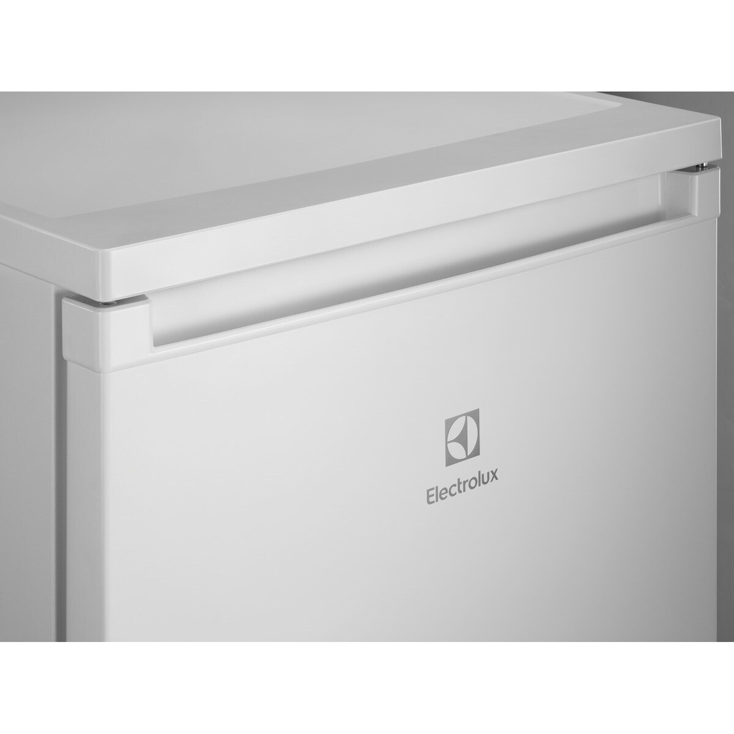Un frigorifero bianco con logo Electrolux e maniglia.