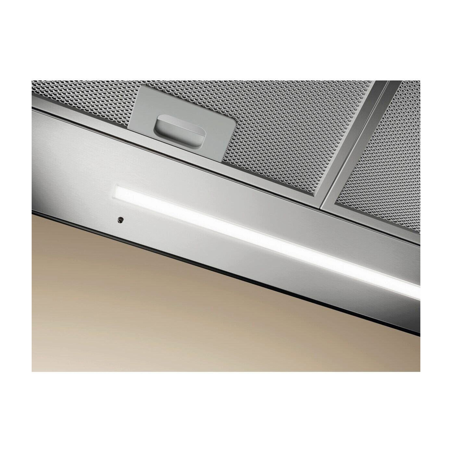Cappa aspirante in acciaio inox con luce e filtri metallici.