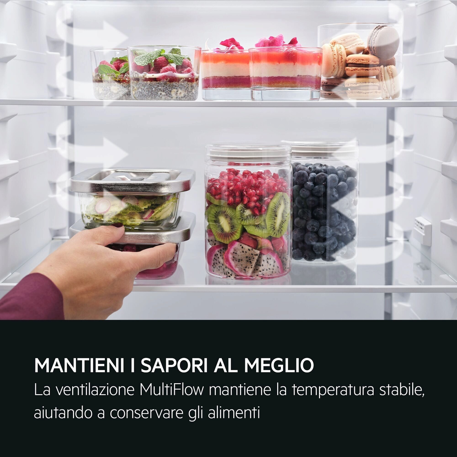 Un frigorifero con vari alimenti, tra cui frutta e dessert.