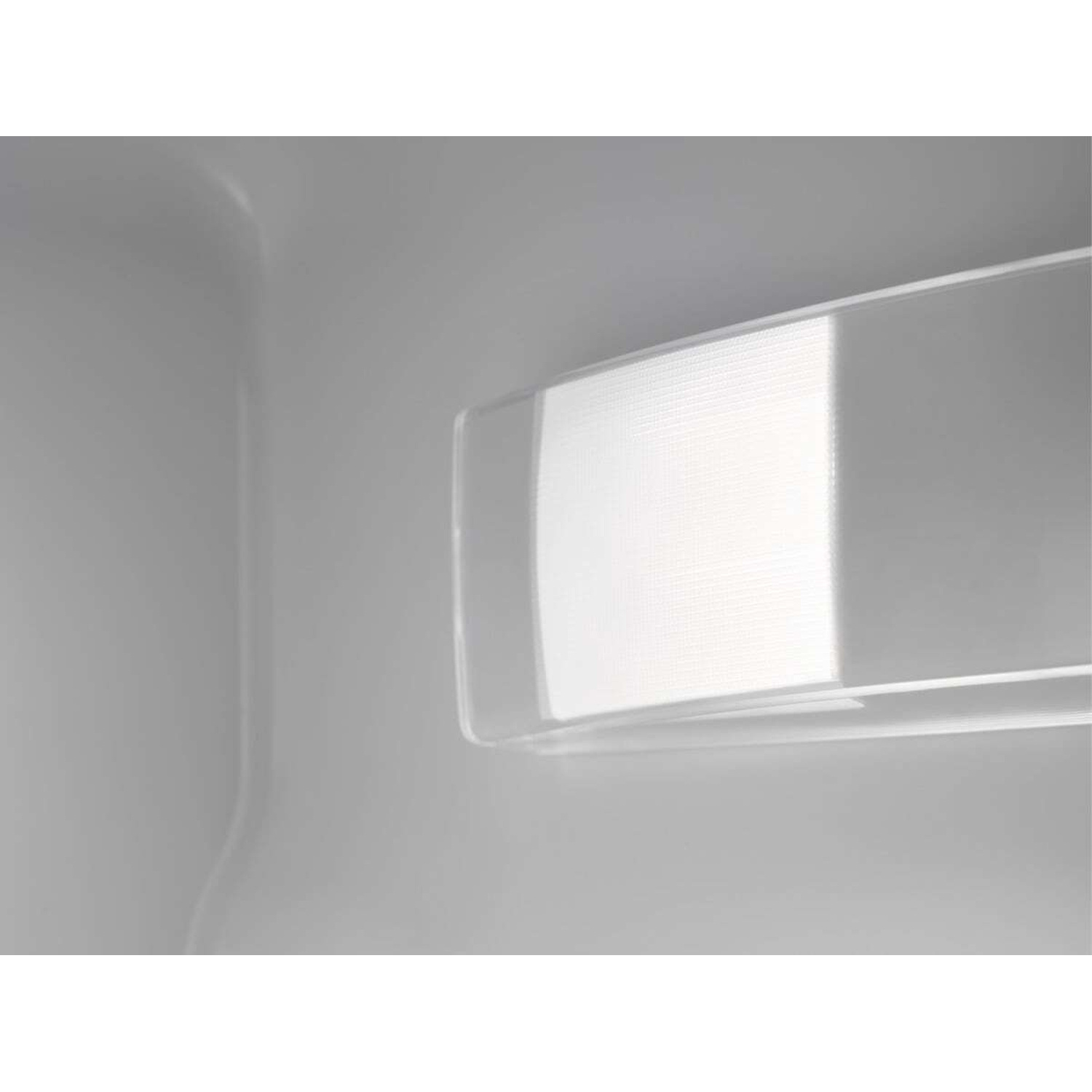 Una barra luminosa bianca con motivo a griglia, montata in uno spazio interno grigio.