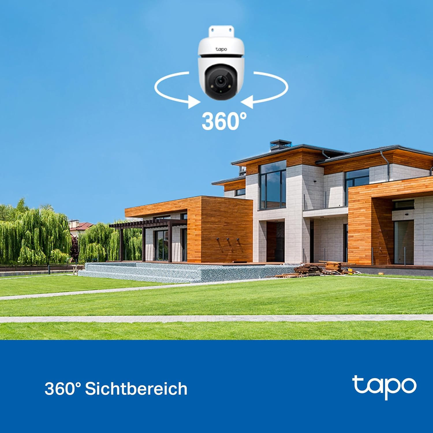 Eine weiße Überwachungskamera schwenkt vor einem modernen Haus mit Garten.