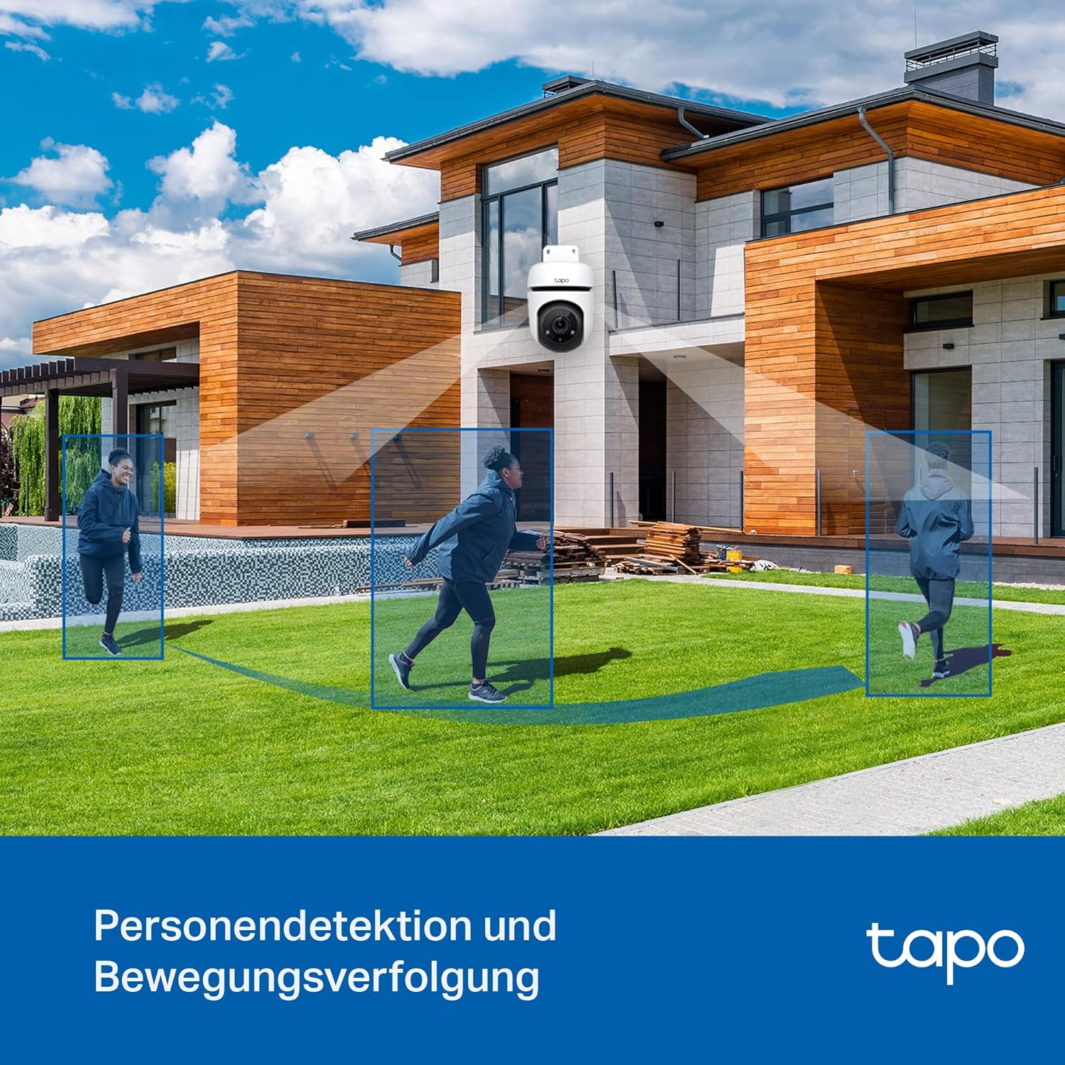 Überwachungskamera erfasst Personen auf einem Rasen vor einem modernen Haus.