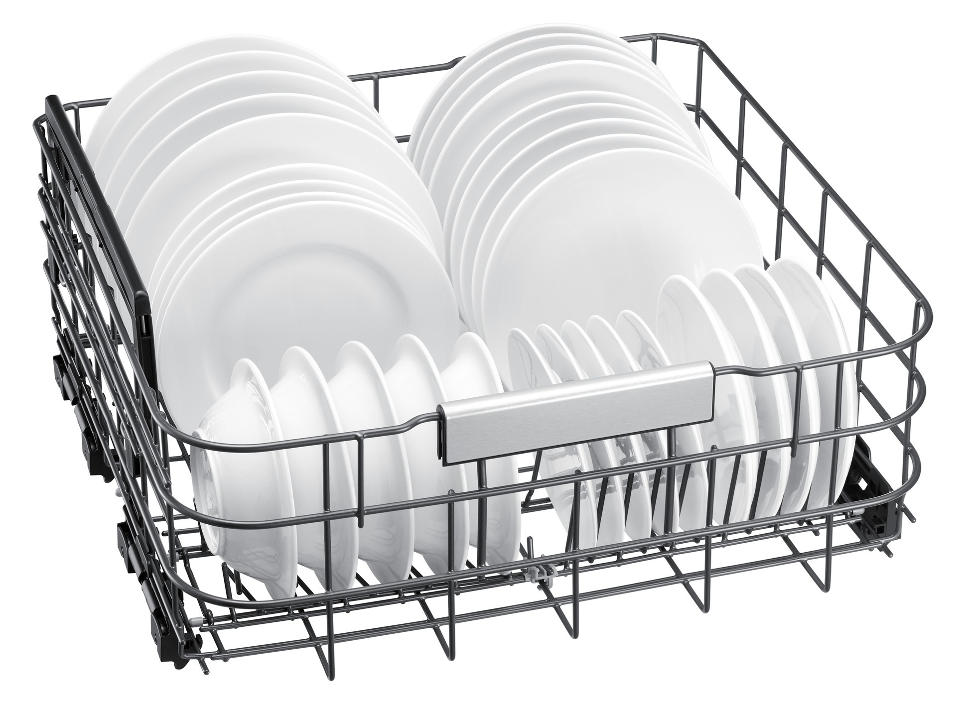Pusty kosz zmywarki wypełniony białymi talerzami i miskami.