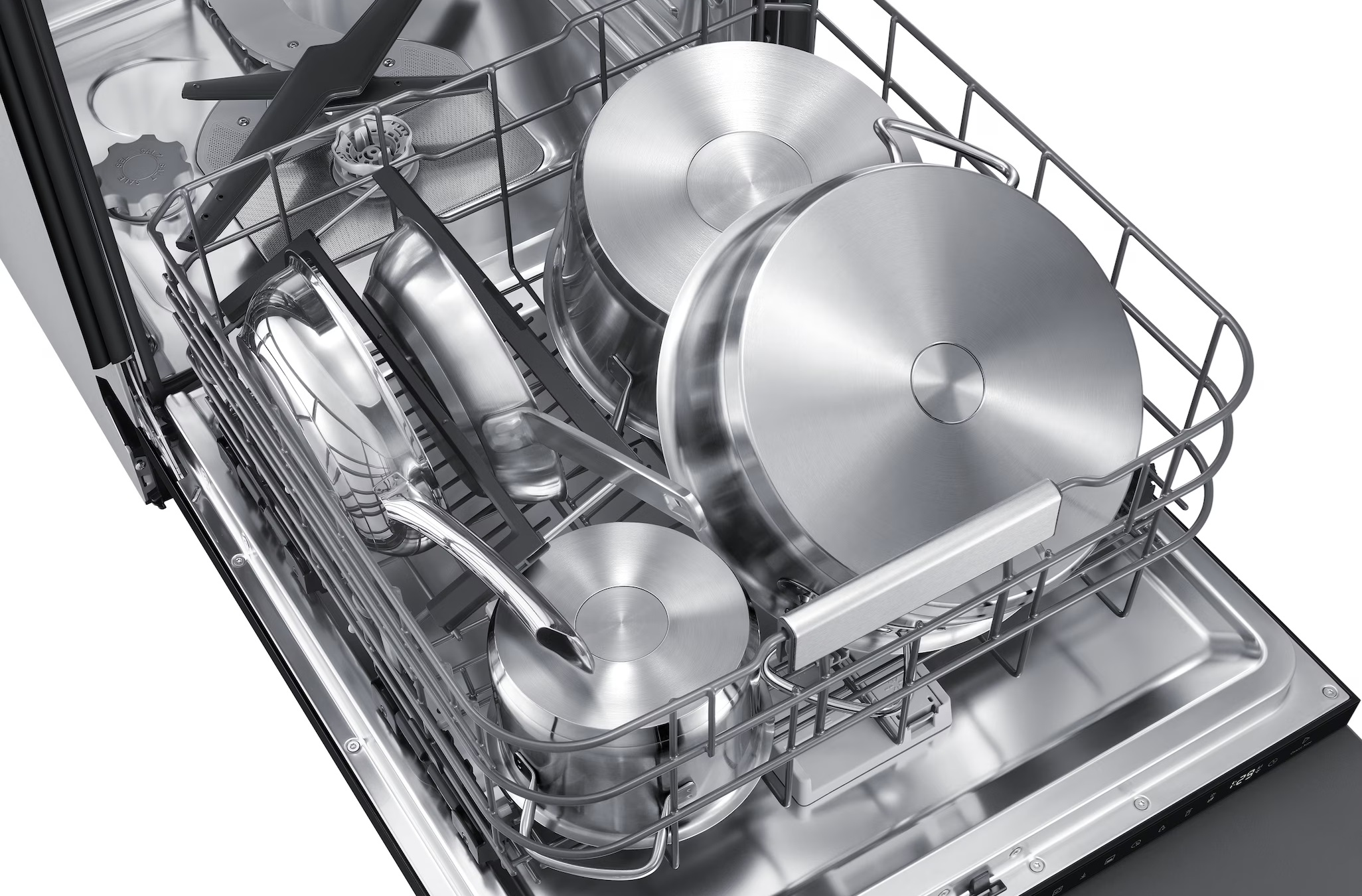Kosz na naczynia z garnkami i patelniami w otwartej zmywarce.