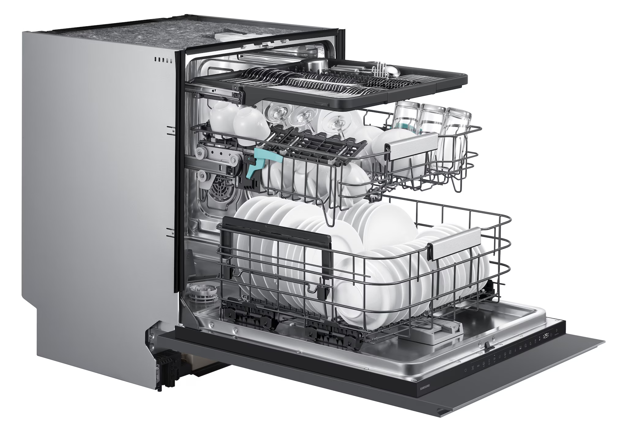 Srebrna zmywarka z otwartymi drzwiami, załadowana talerzami, szklankami i sztućcami.