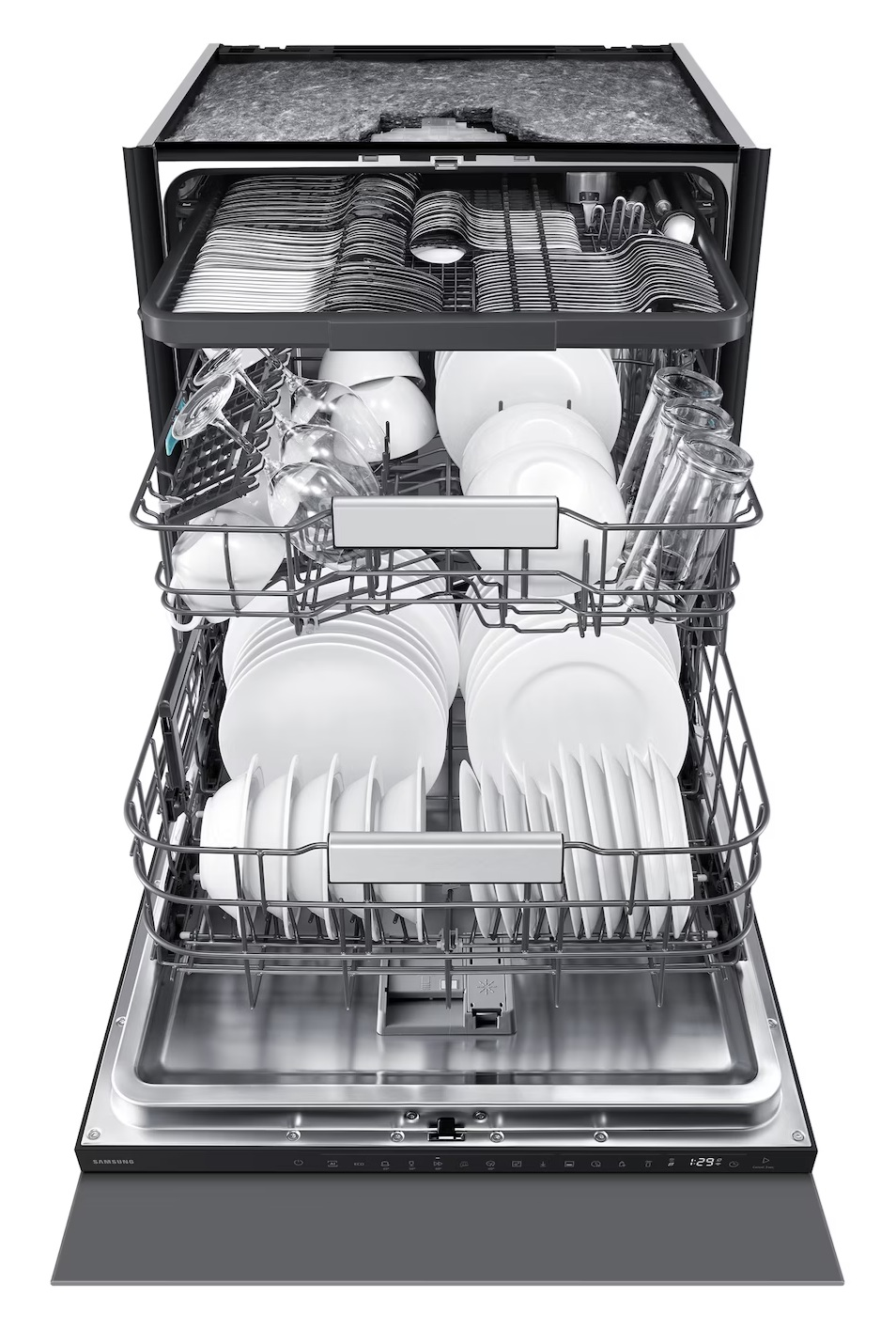 Otwarta zmywarka z wypełnionymi koszami na sztućce, szklanki i talerze.