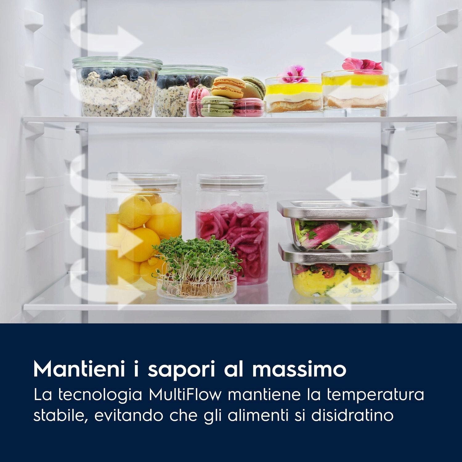 Scaffali del frigorifero con cibo: overnight oats ai frutti di bosco, macaron, torta, limoni, cipolle rosse, insalata.