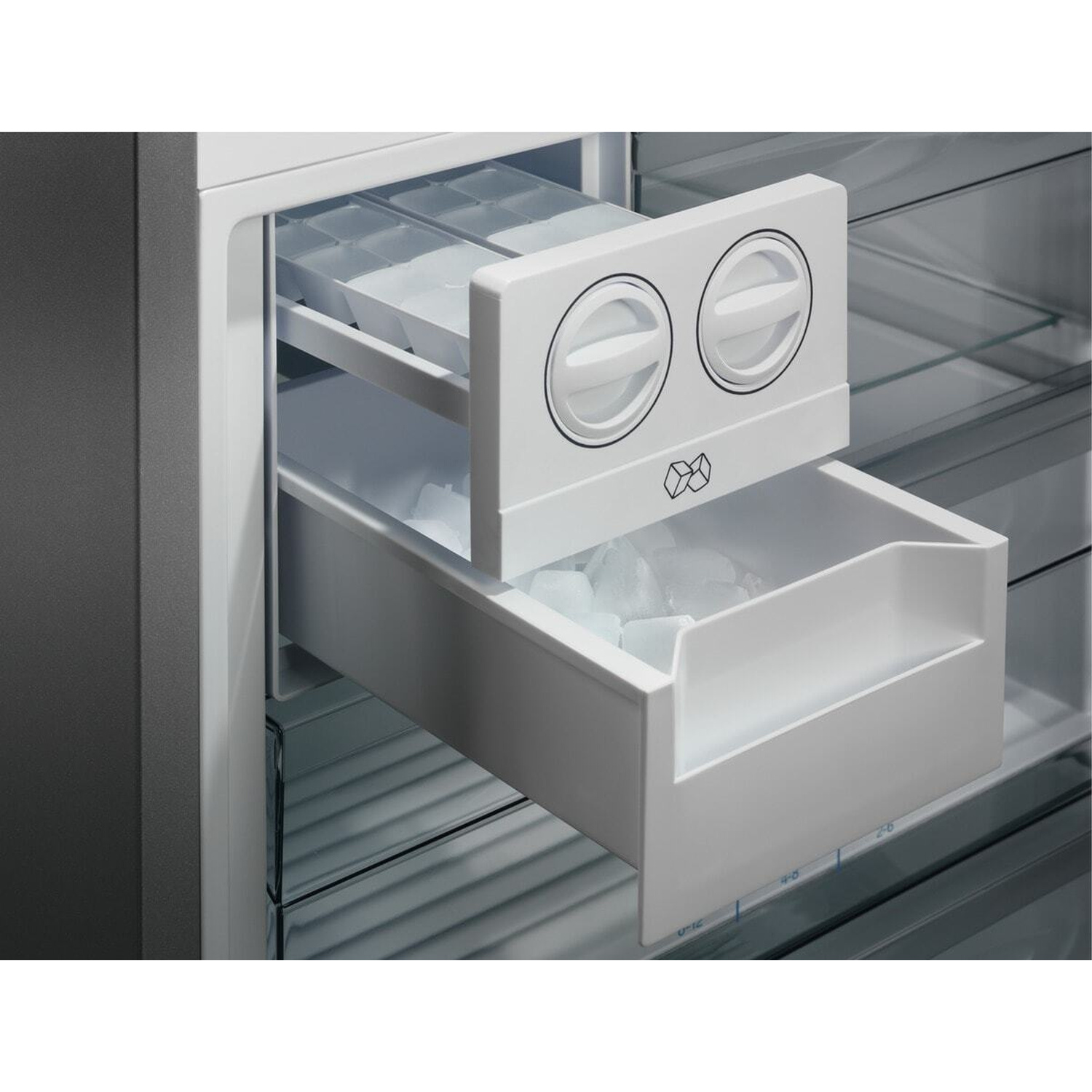 Cassetto congelatore con cubetti di ghiaccio e vaschetta.