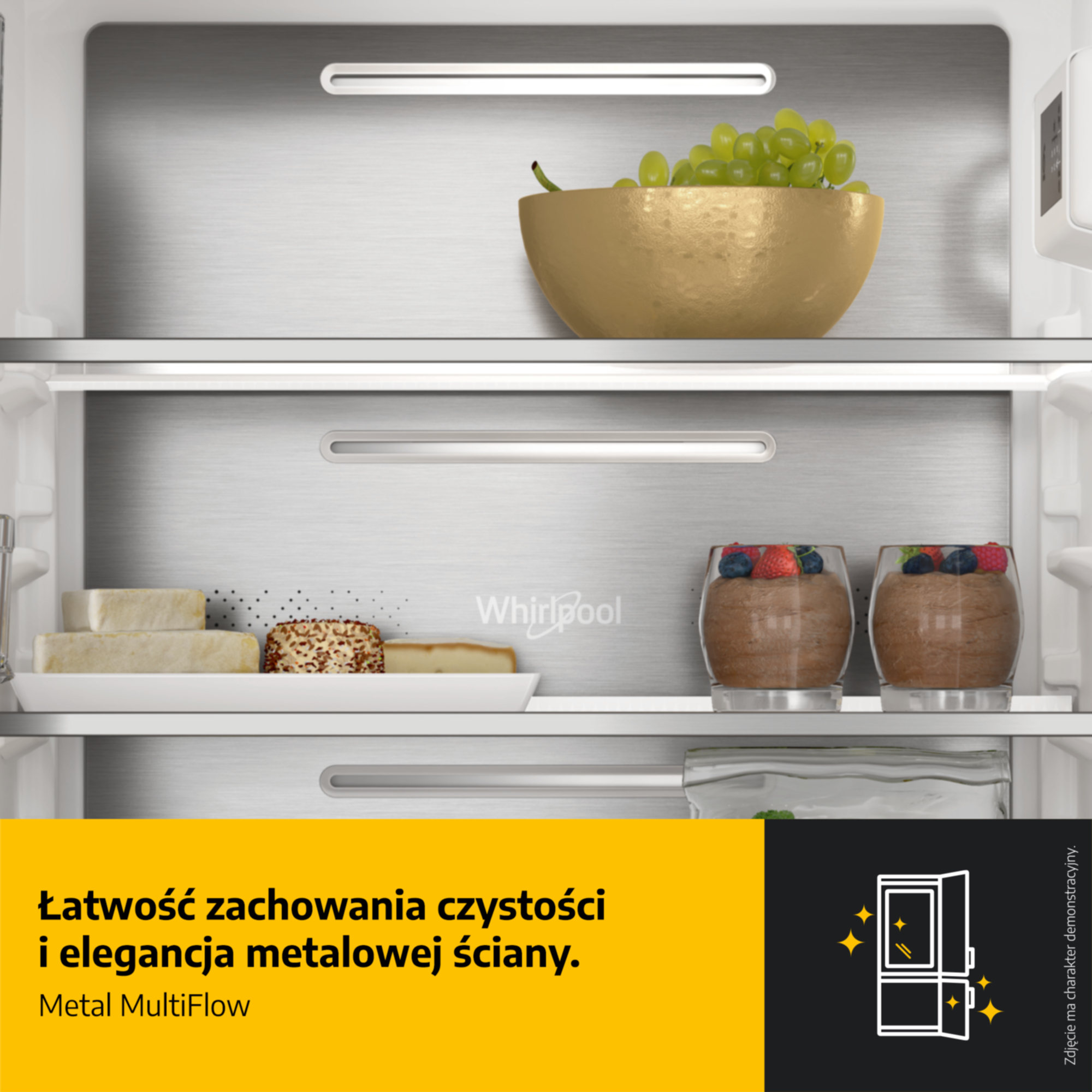 Półki lodówki z winogronami, serem i deserami. Metalowe powierzchnie.