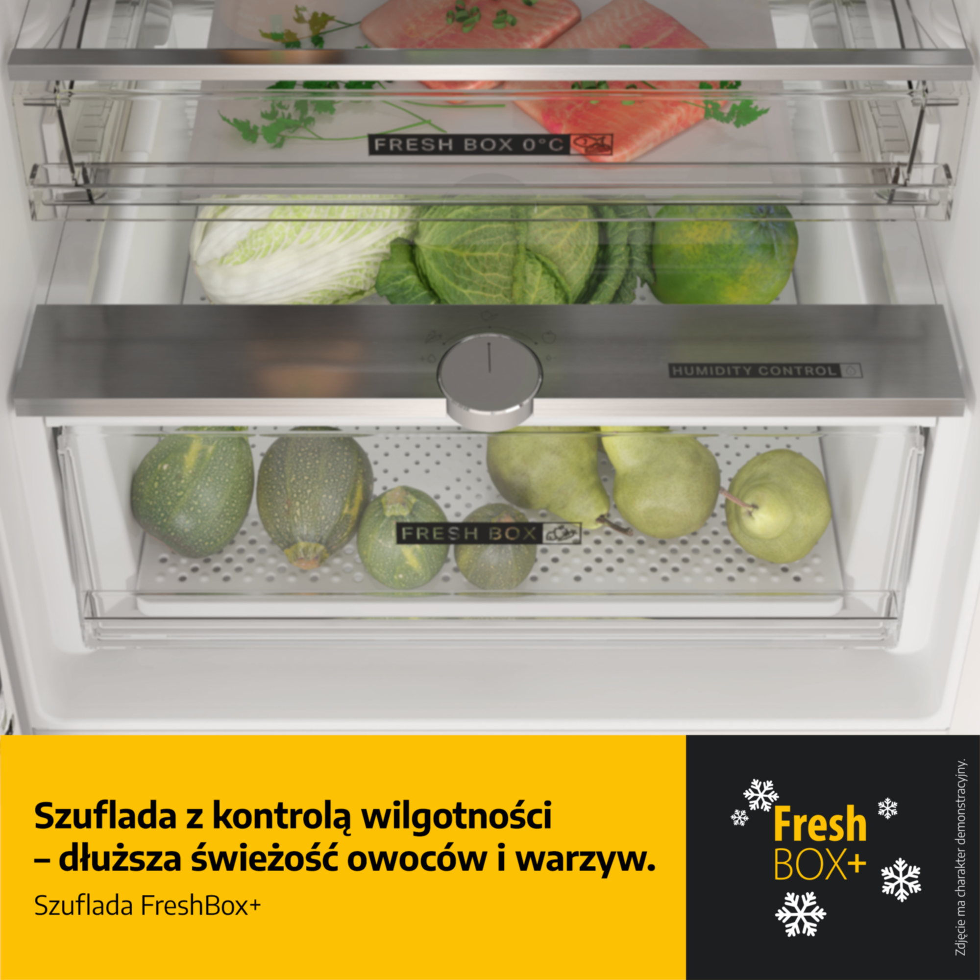 Szuflady lodówki z rybą, kapustą i owocami jak cukinia i gruszki.