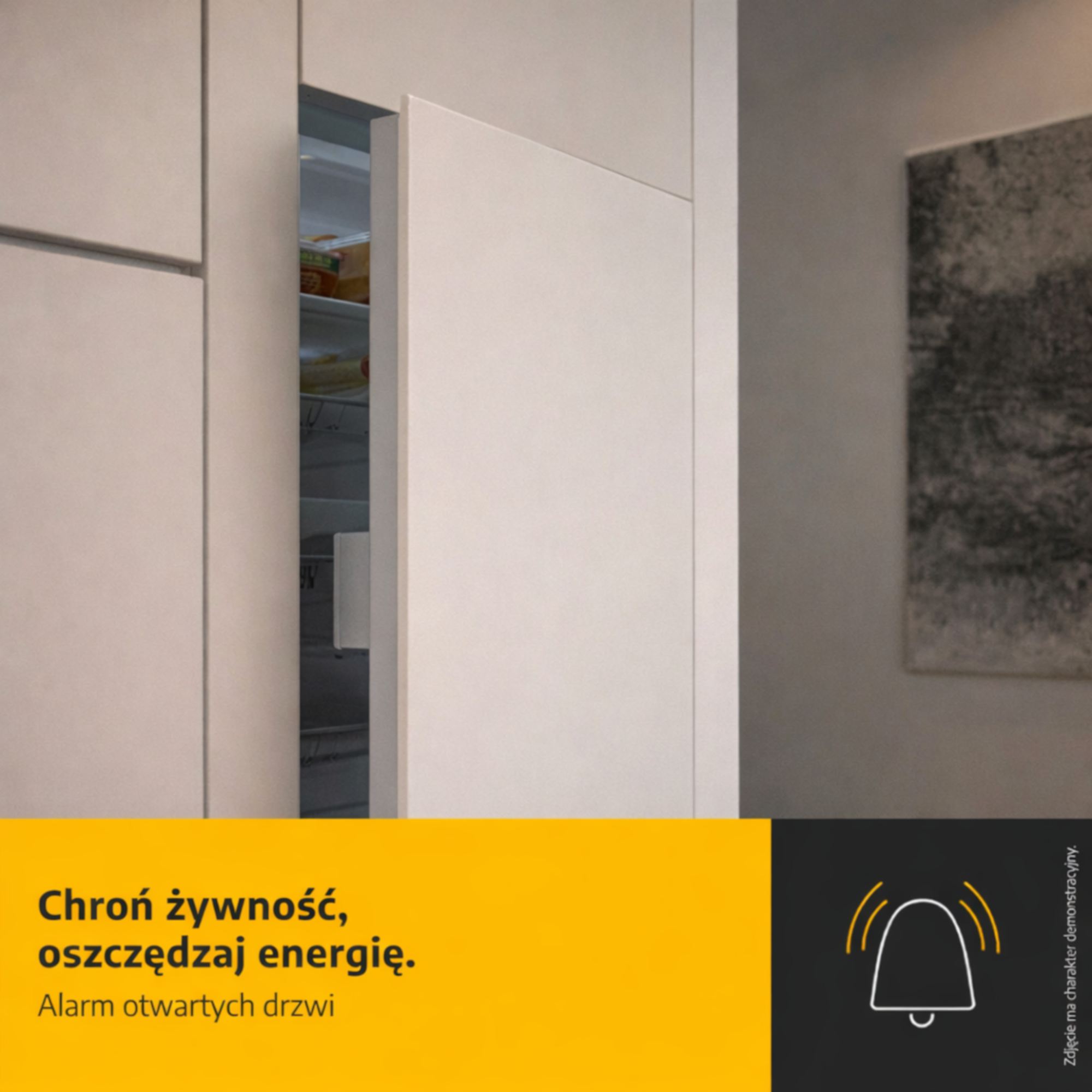 Lodówka z częściowo otwartymi drzwiami. Tekst: Chroń żywność, oszczędzaj energię.