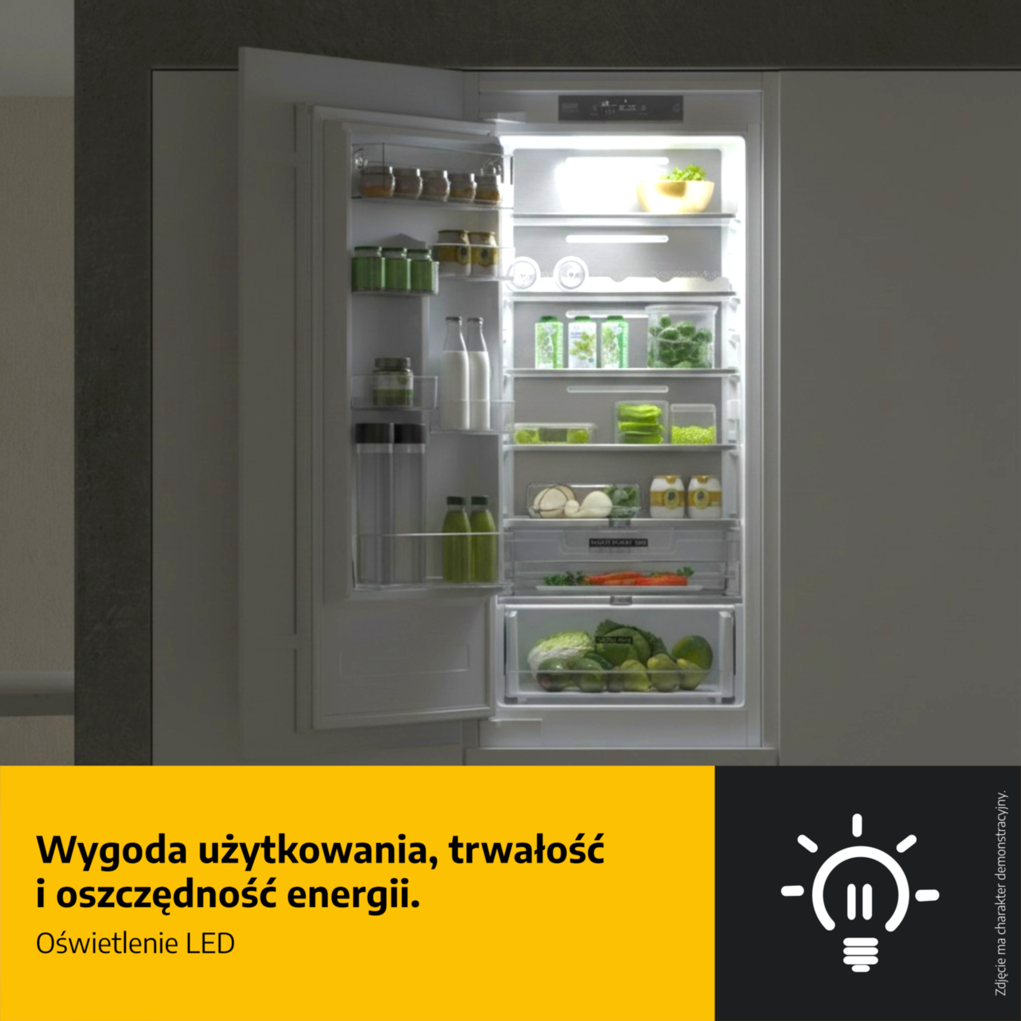 Otwarta lodówka z oświetleniem LED i produktami na półkach.