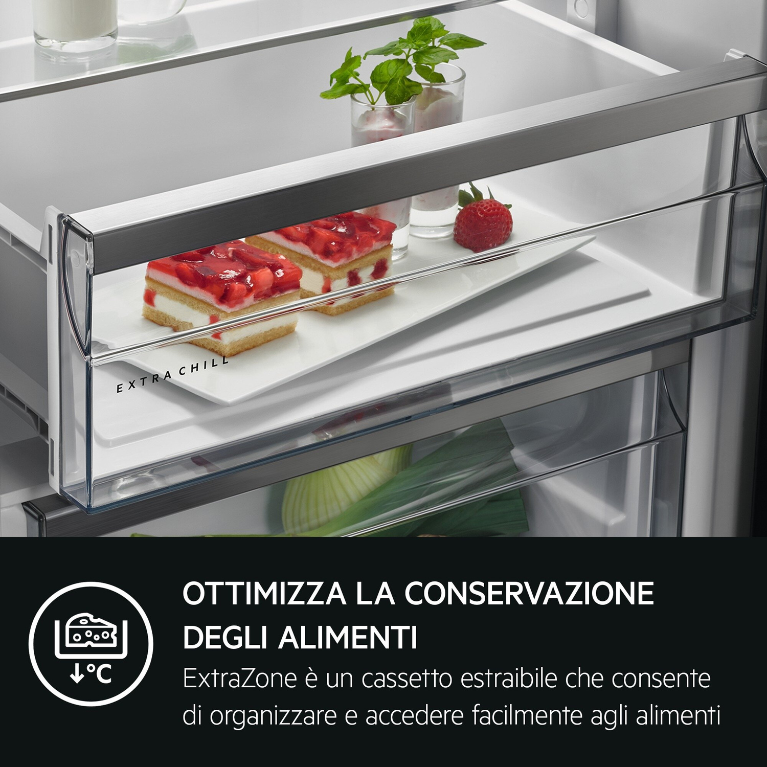 Due torte con fragole e cassetto "Extra Chill" in un frigorifero.