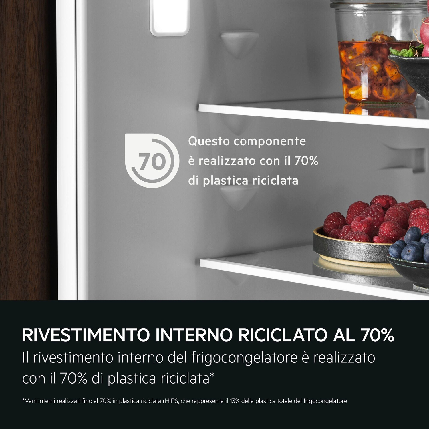 Ripiano frigorifero con 70% plastica riciclata, frutti di bosco e barattolo.