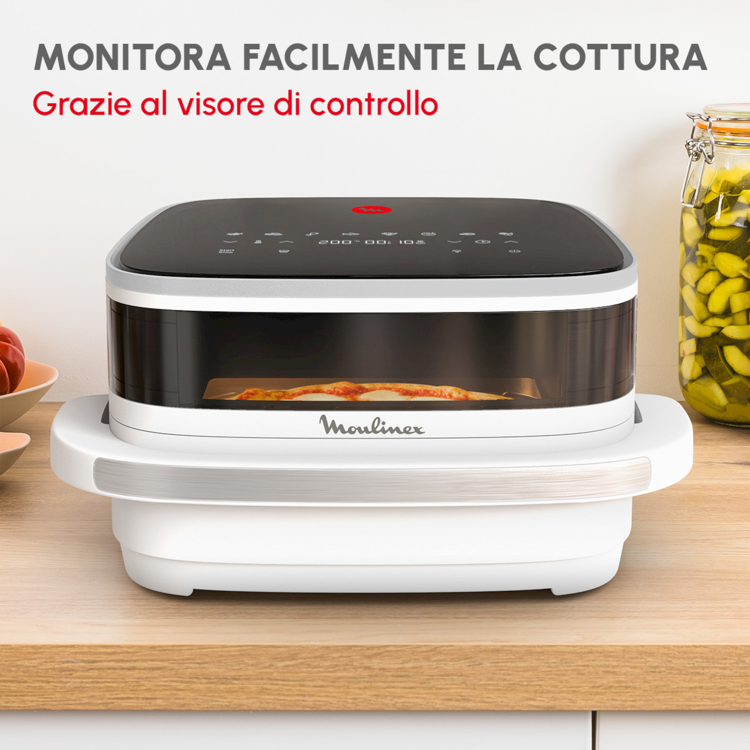 Un multicooker moderno bianco e nero con una fetta di pizza all'interno, su un piano di lavoro.
