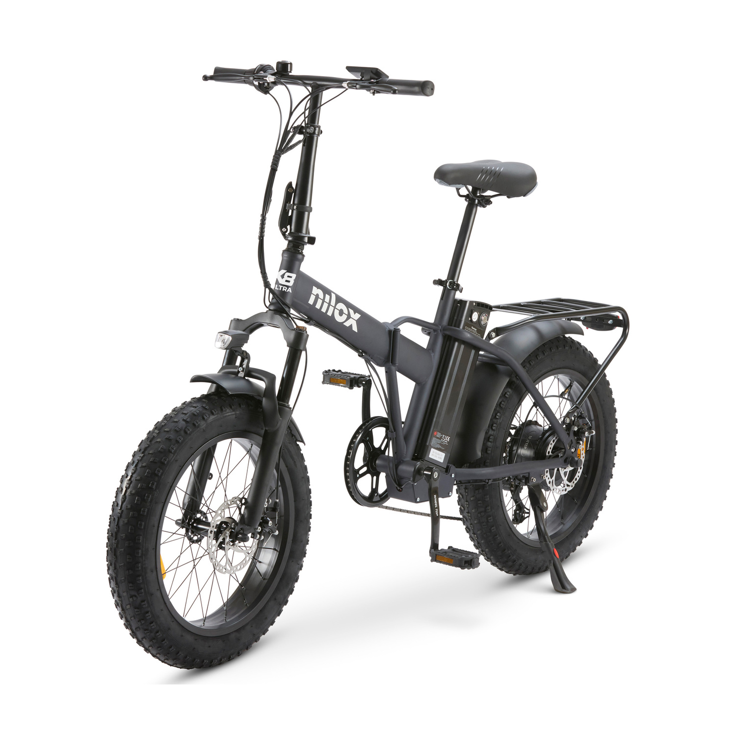 Una bicicletta elettrica nera con ruote grasse e portapacchi è mostrata su sfondo bianco.