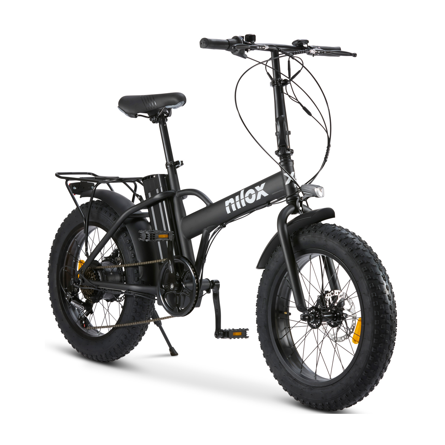 Bicicletta elettrica pieghevole nera con pneumatici larghi e portapacchi.