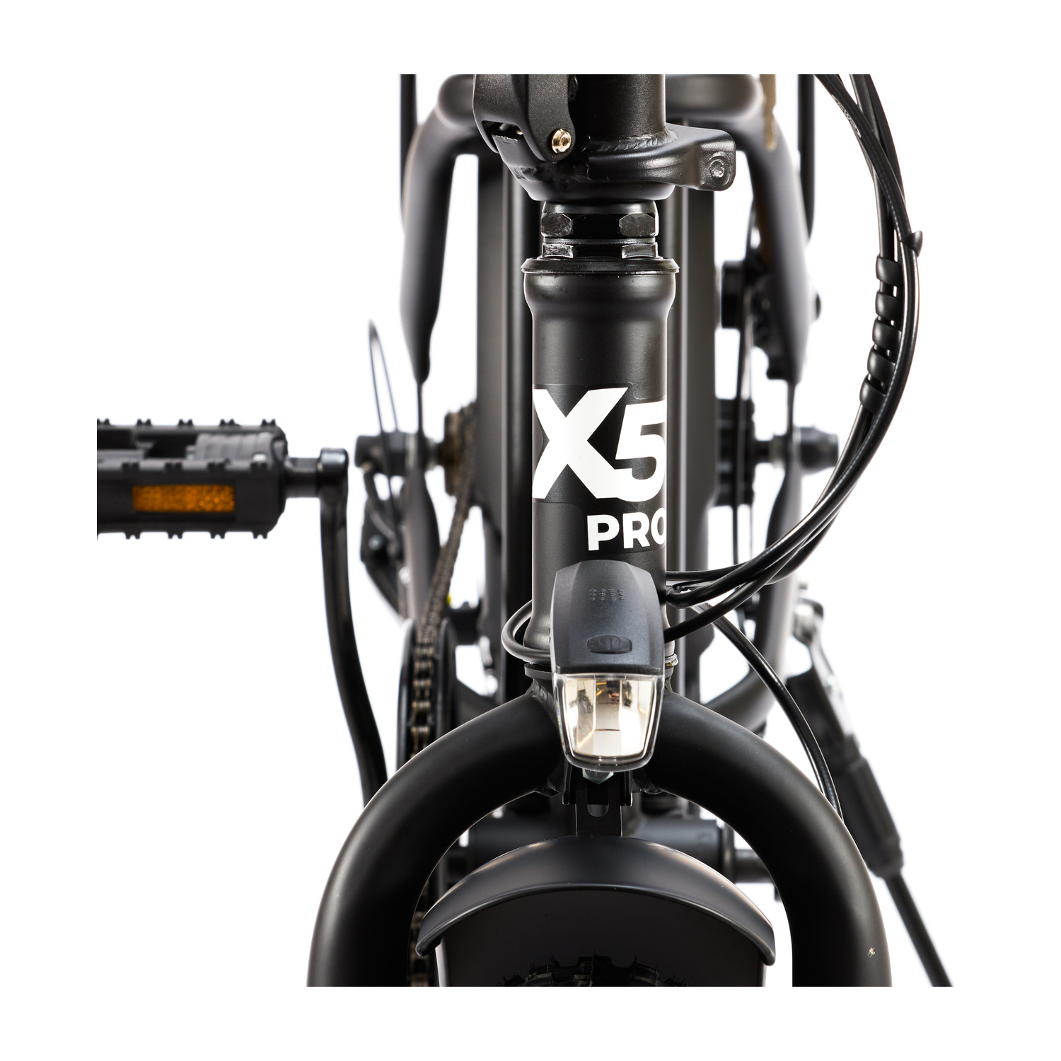 Primo piano del telaio di una bicicletta nera con logo X5 PRO e un piccolo faro.