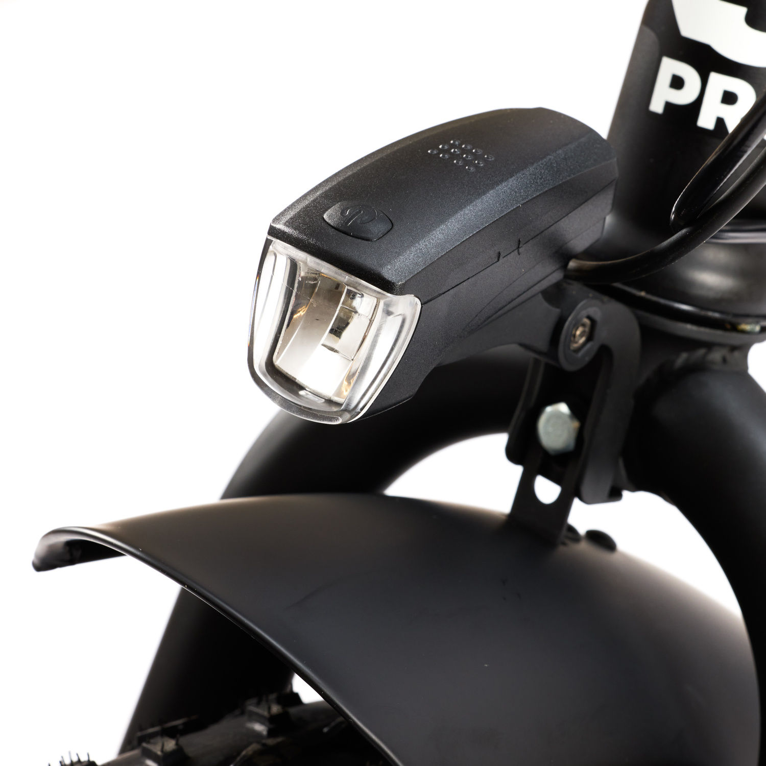 Un faro per bicicletta nero con riflettore trasparente sopra un parafango.