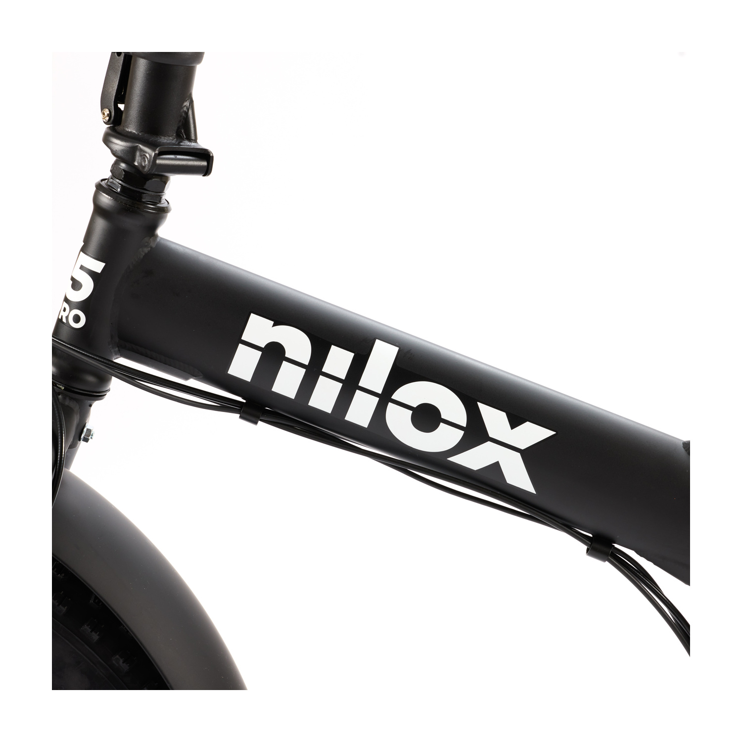 Telaio nero per bicicletta con logo bianco e dettagli.