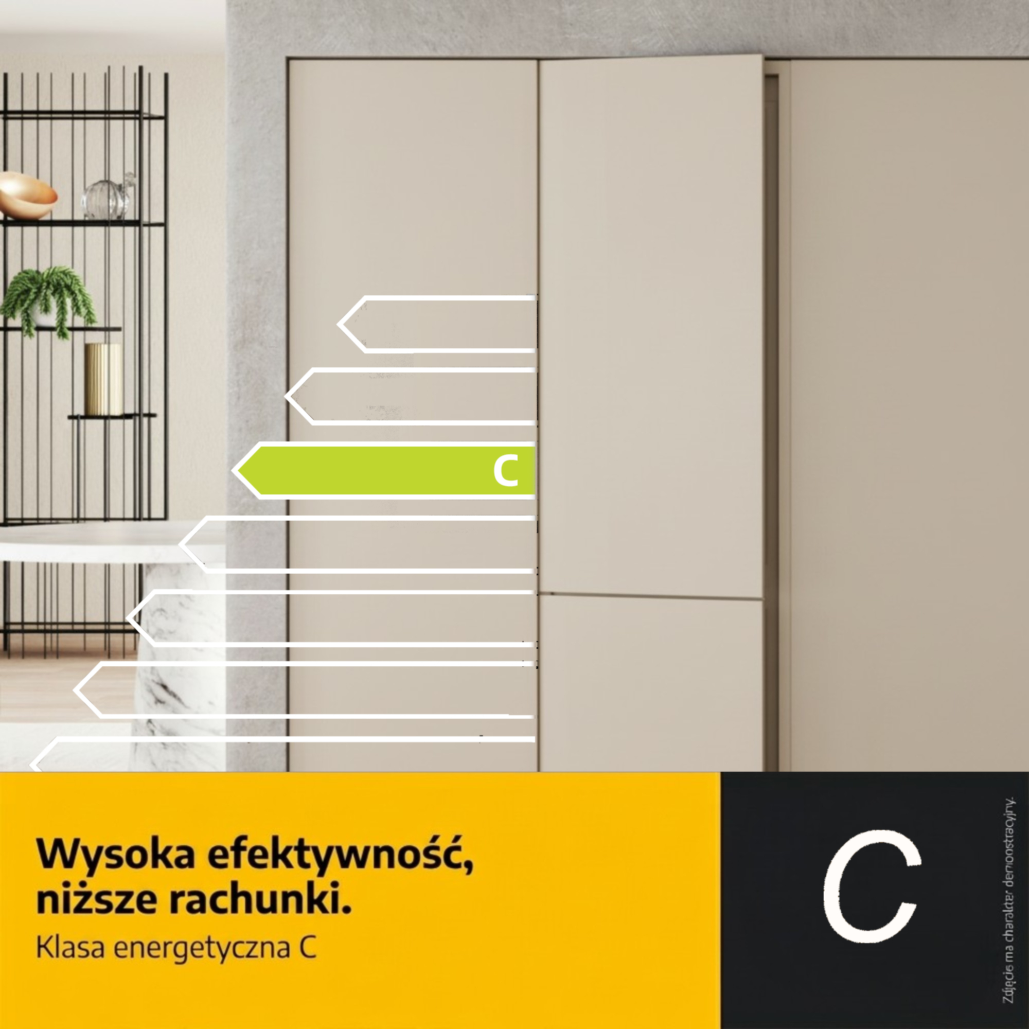 Regał z dekoracjami, obok drzwi szafy z klasą energetyczną C.